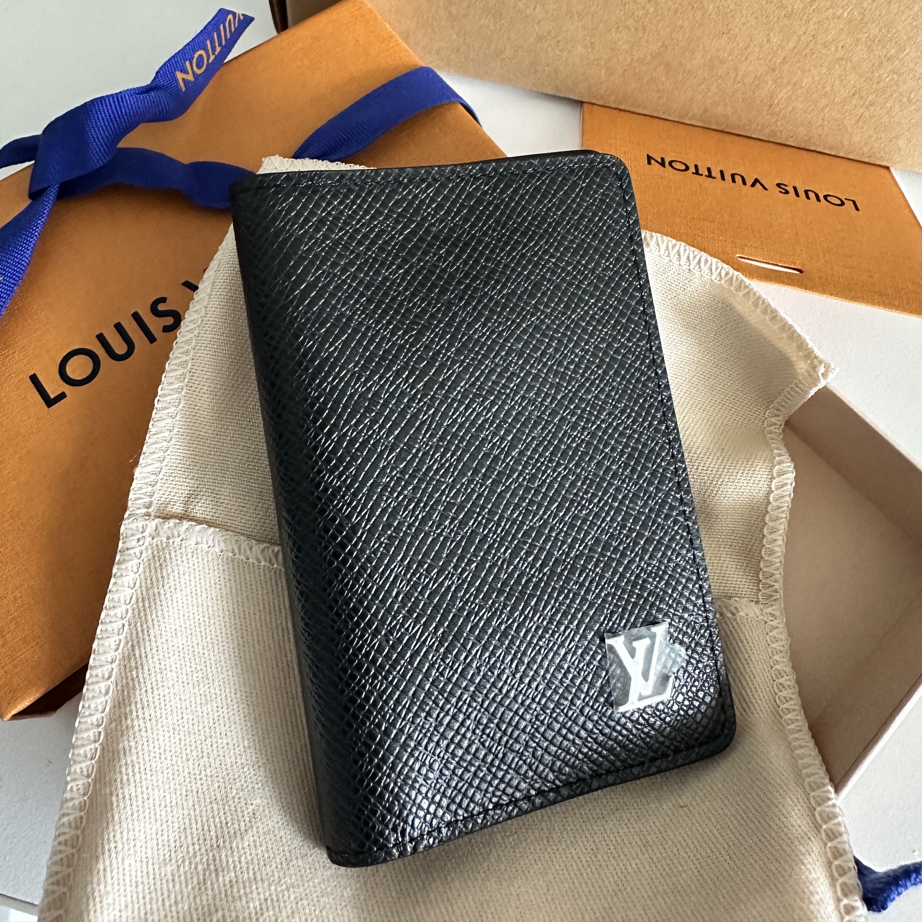Louis Vuitton Pocket Organizer Taiga Black 착용 스타일 - 1