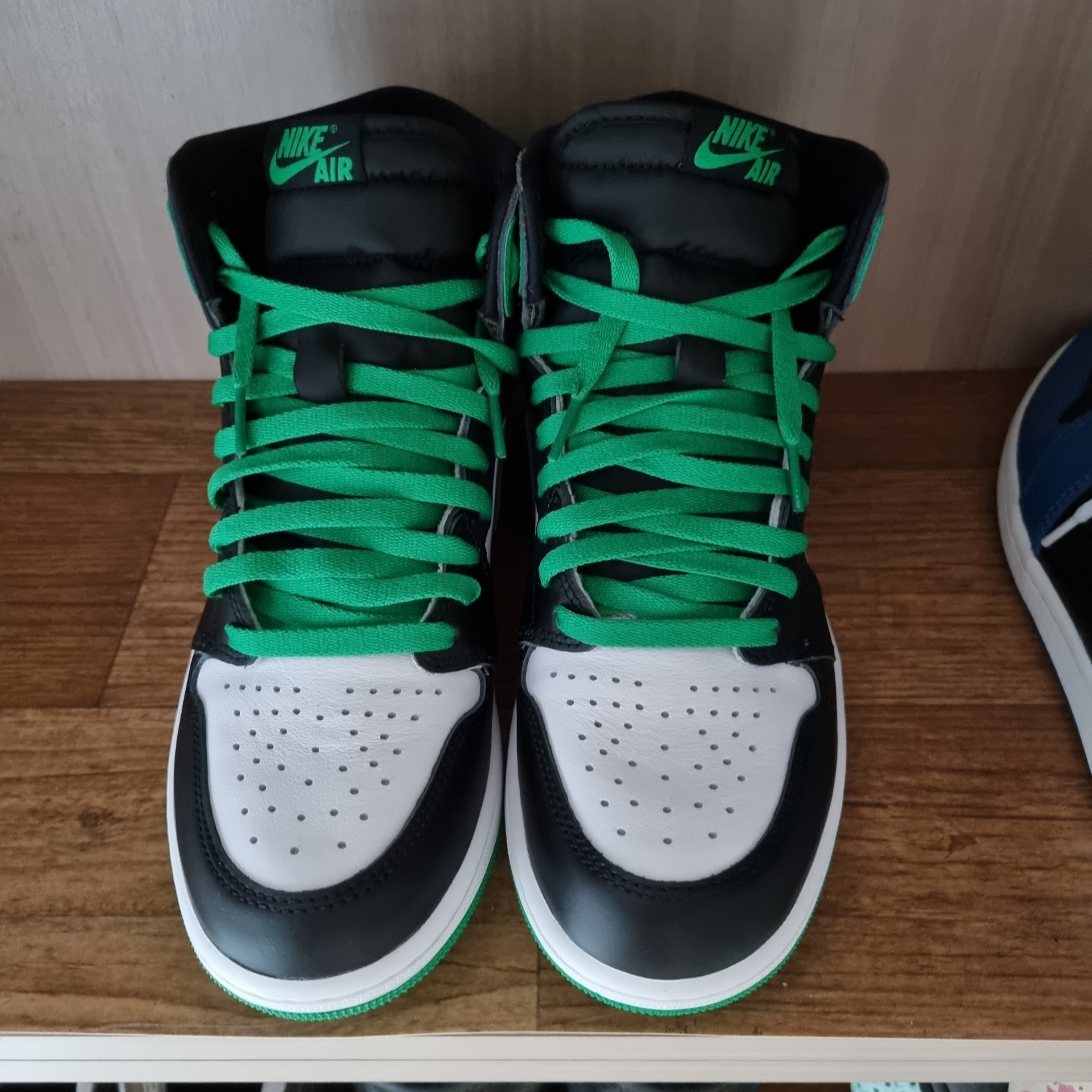 Jordan 1 Retro High OG Black and Lucky Green 착용 스타일 - 2
