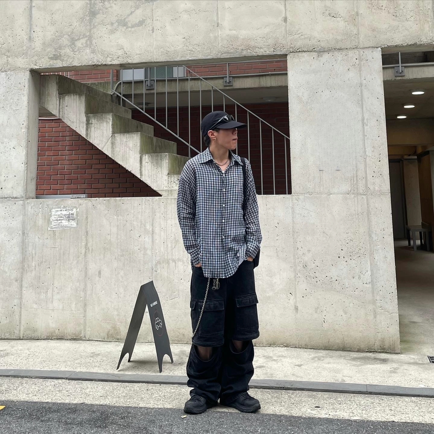 Arc'teryx Mantis 2 Waistpack Black, Oakley Eye Jacket Redux Matte Black Frame Prizm Grey Lenses High Bridge Fit 착용 스타일 - 4