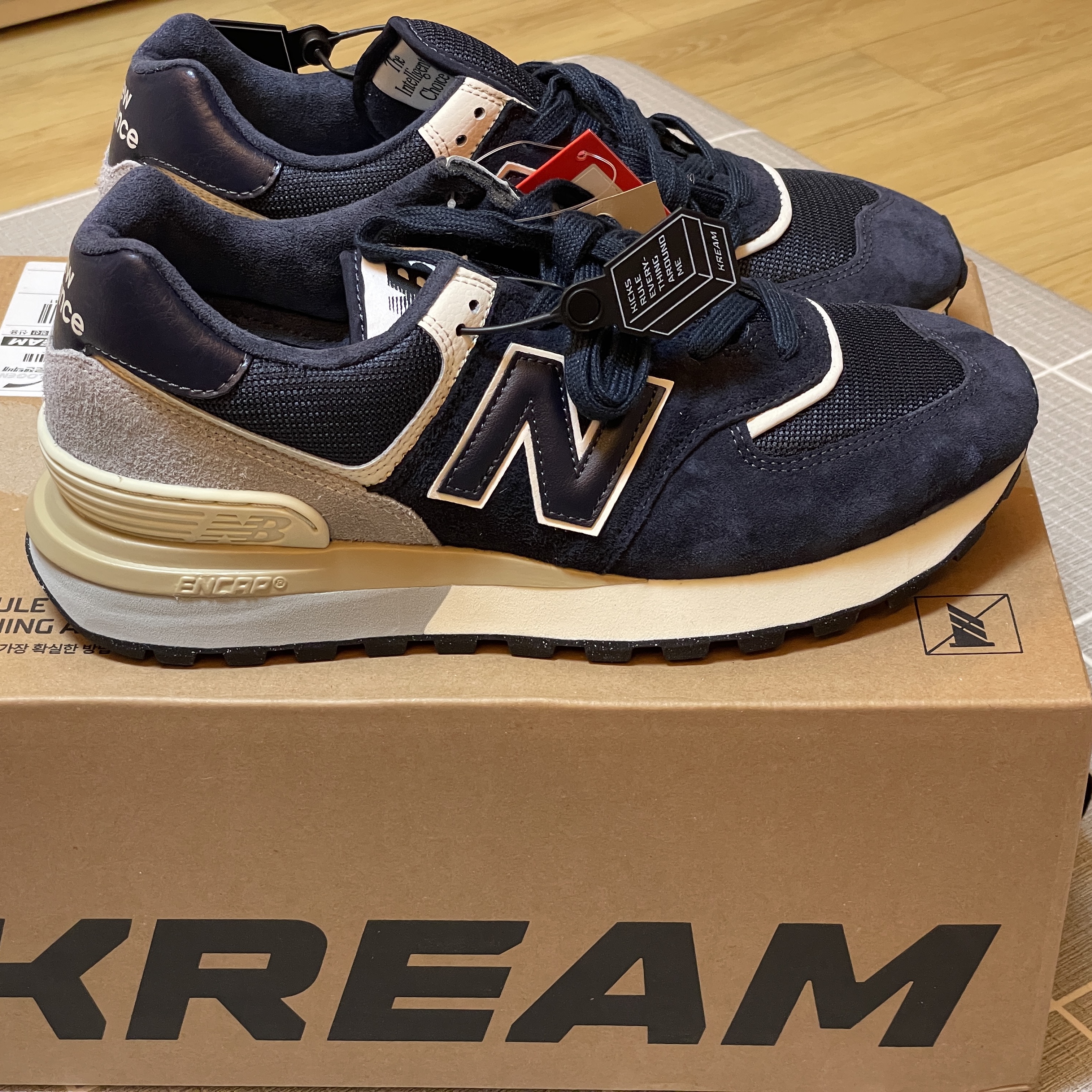 New Balance 574 Legacy Blue Navy 착용 스타일 - 2