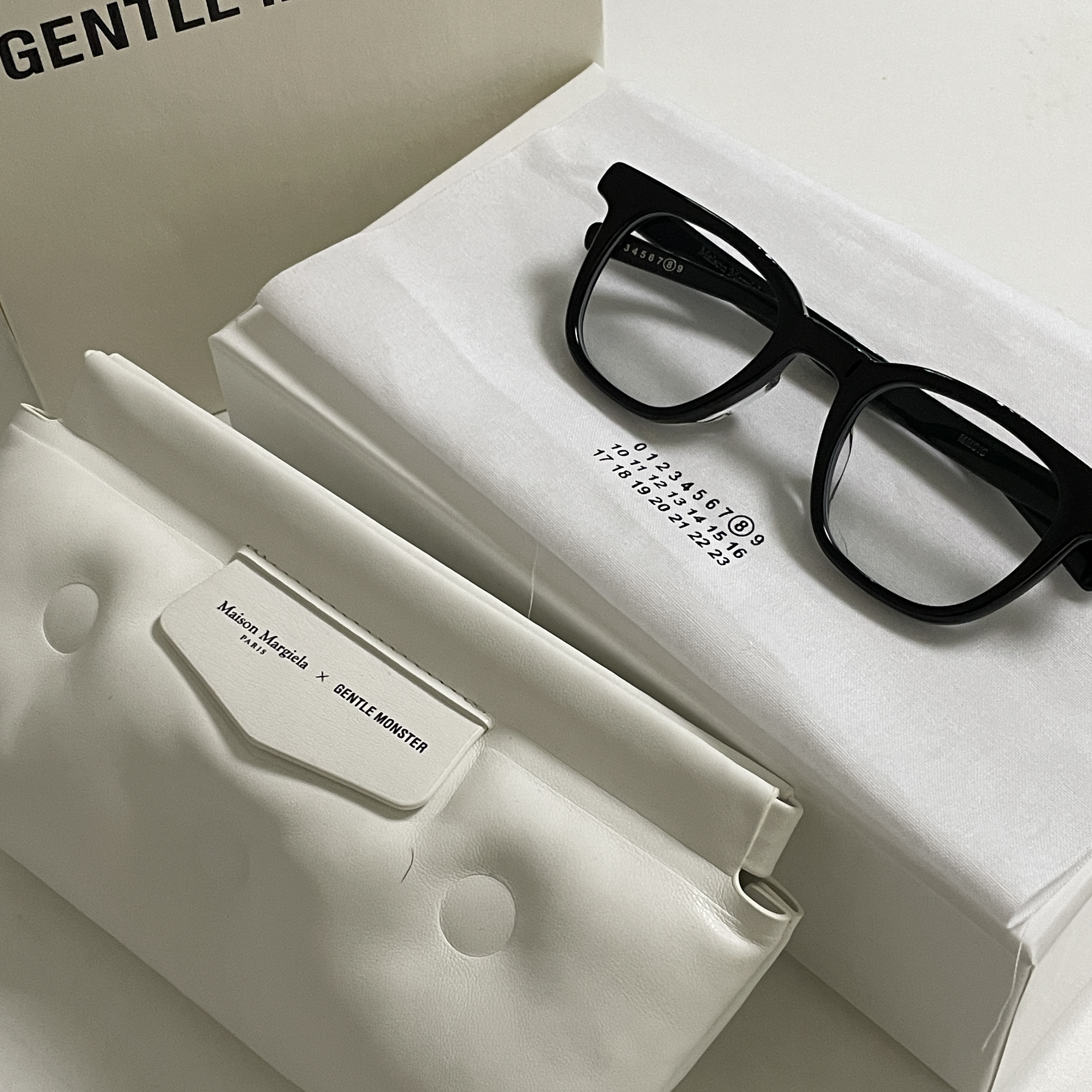 Gentle Monster x Maison Margiela MM010 Clear Black 착용 스타일