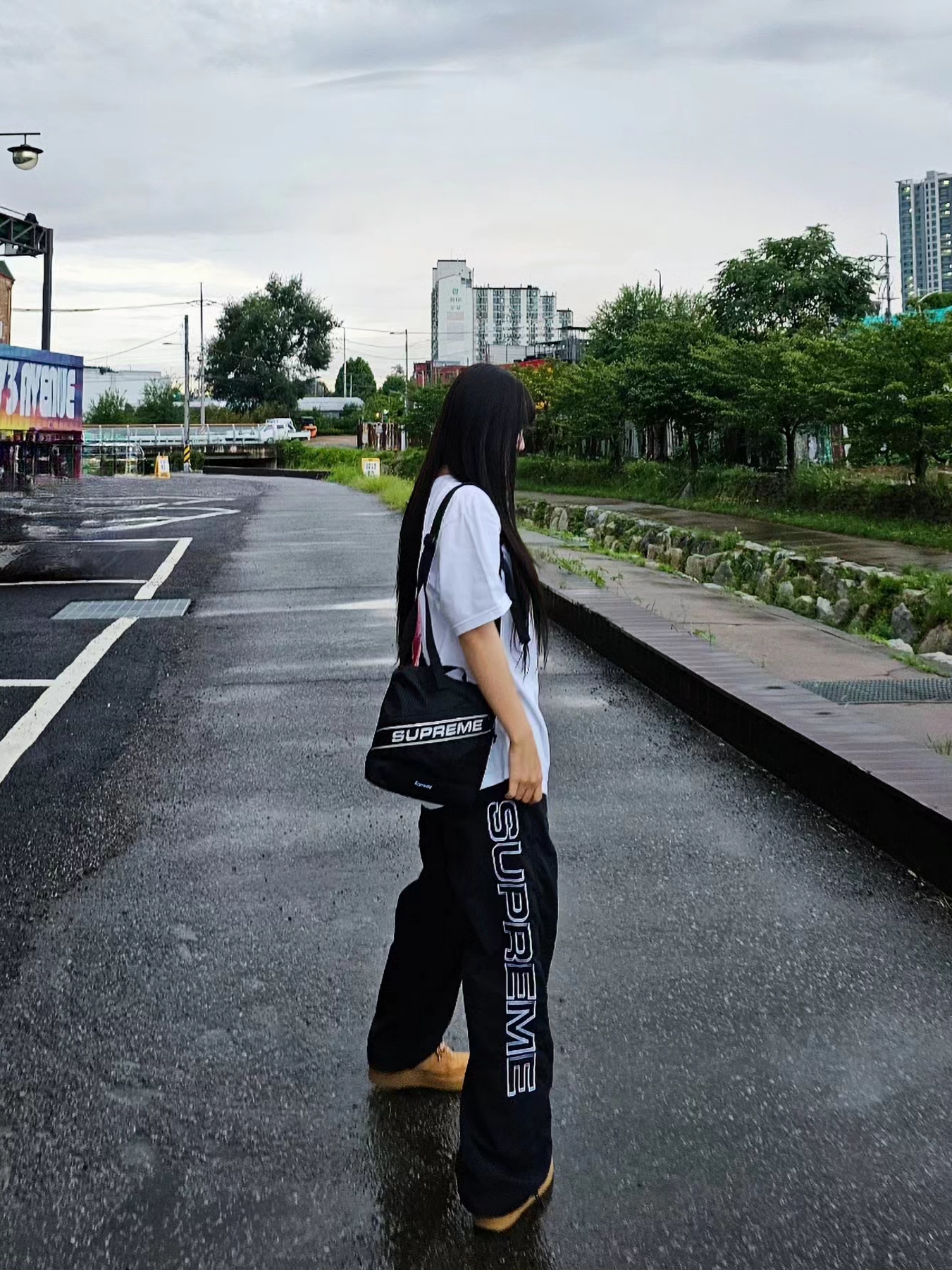 Supreme Seoul Box Logo T-Shirt White - 23FW, Supreme Spellout Embroidered Track Pants Black - 23FW 착용 스타일 - 4