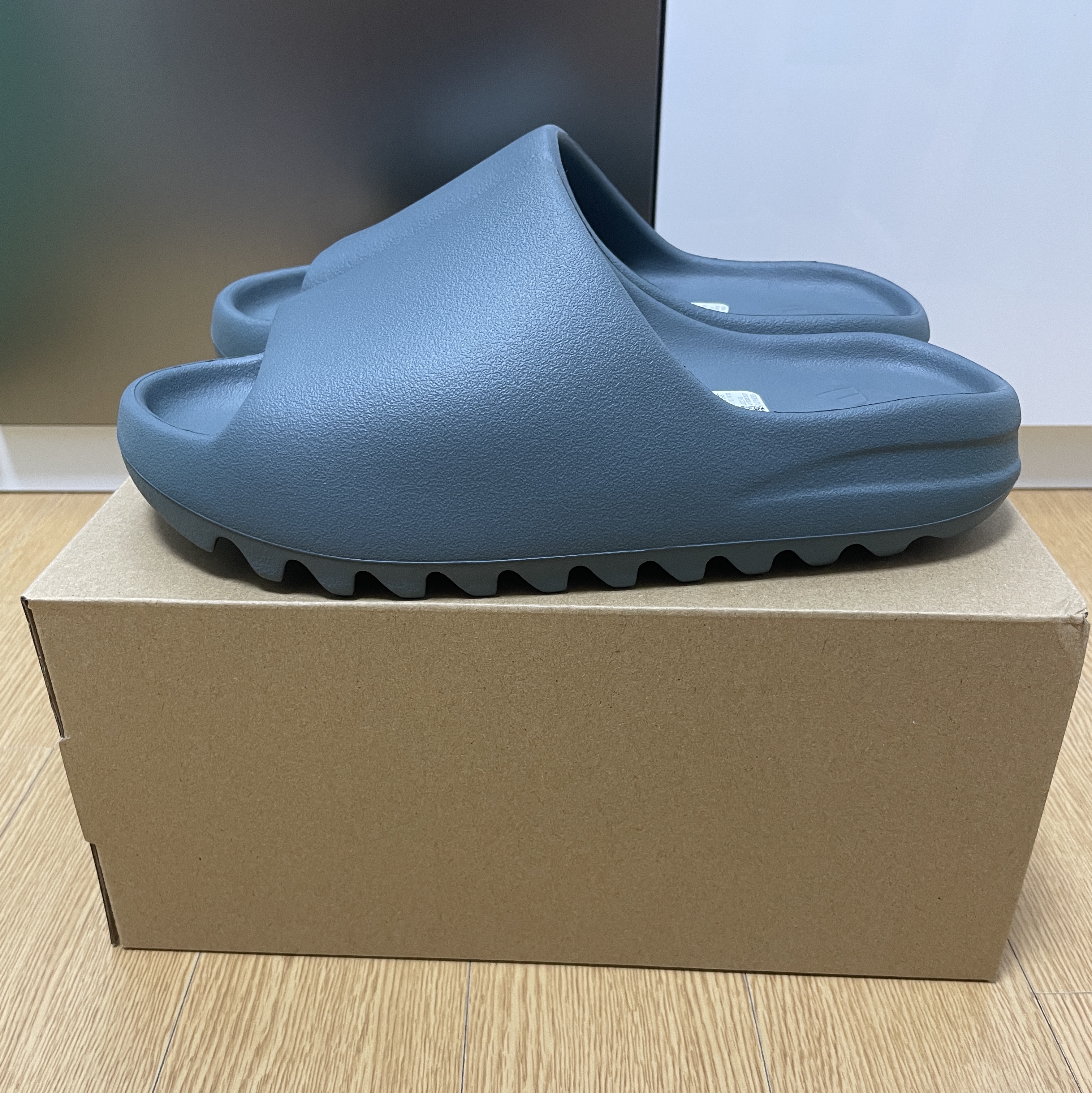 Adidas Yeezy Slide Slate Marine 착용 스타일