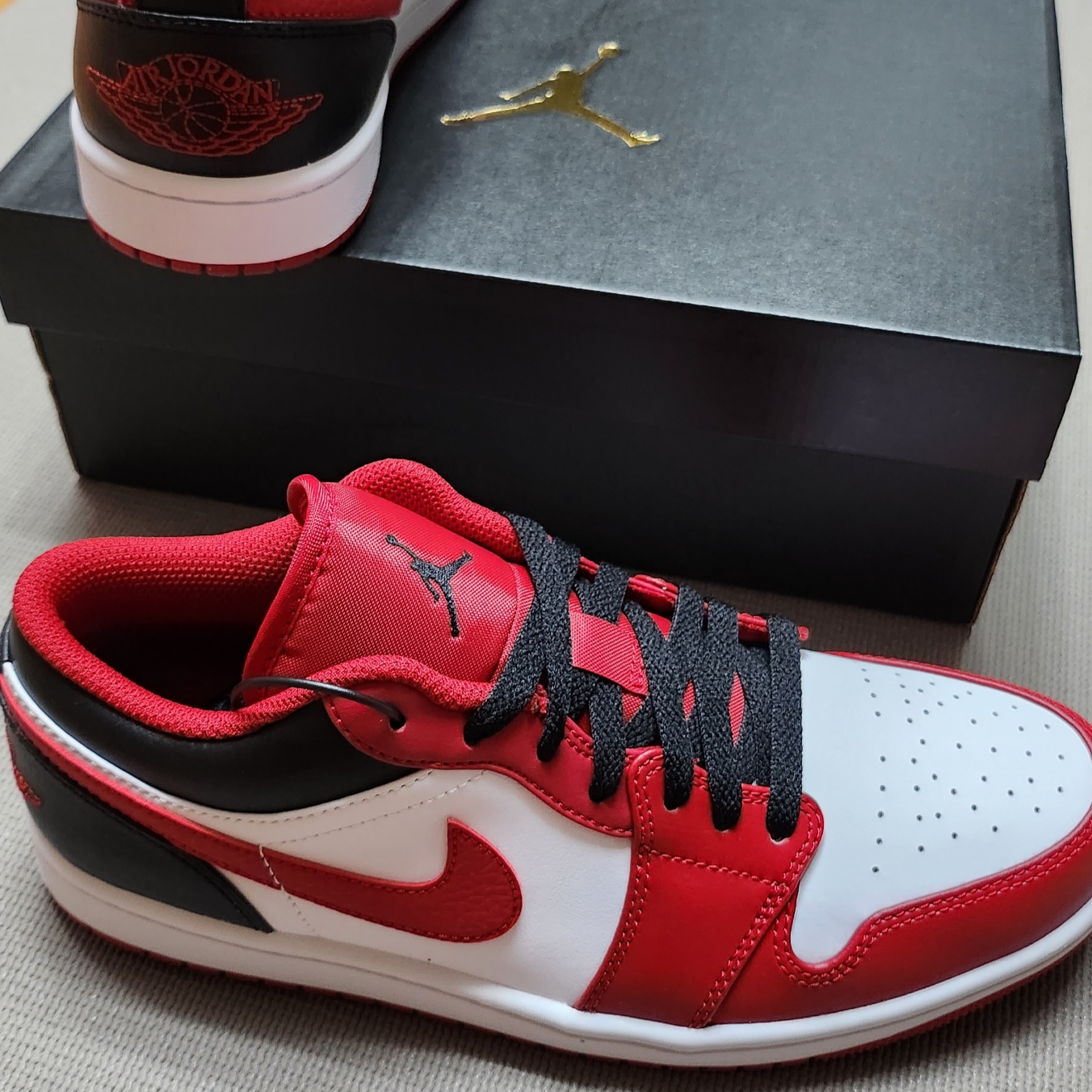 Jordan 1 Low White Gym Red Black 착용 스타일