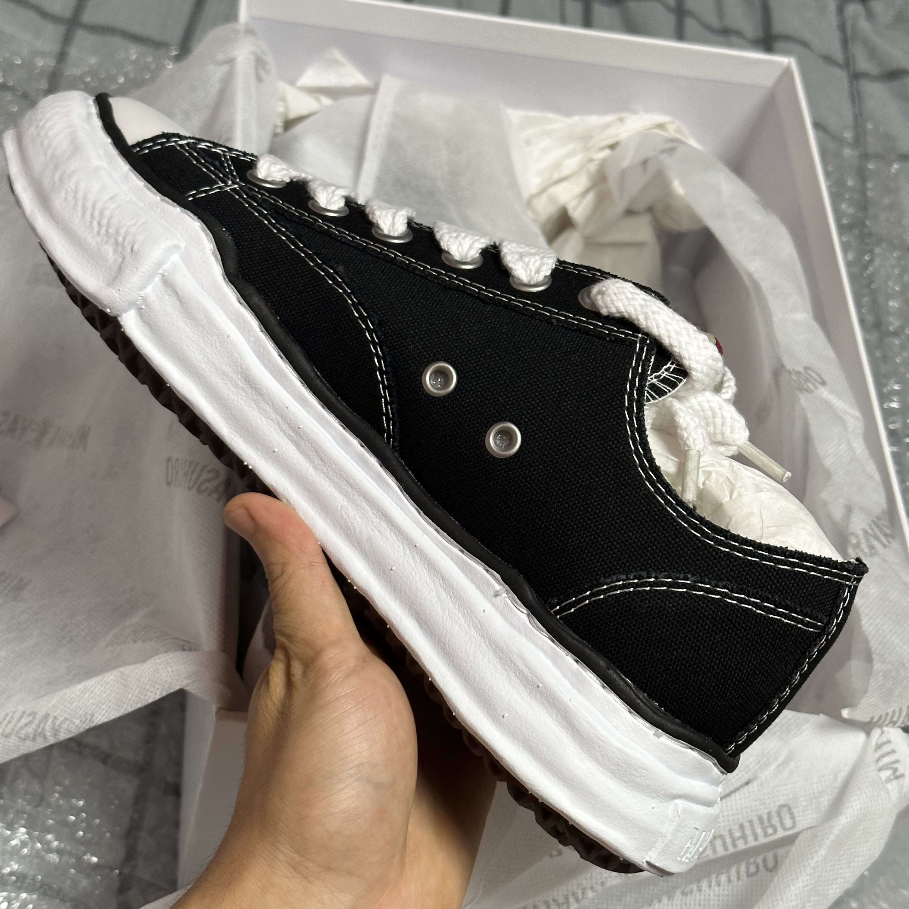 Maison Mihara Yasuhiro Peterson OG Sole Canvas Low Sneakers Black 착용 스타일 - 2