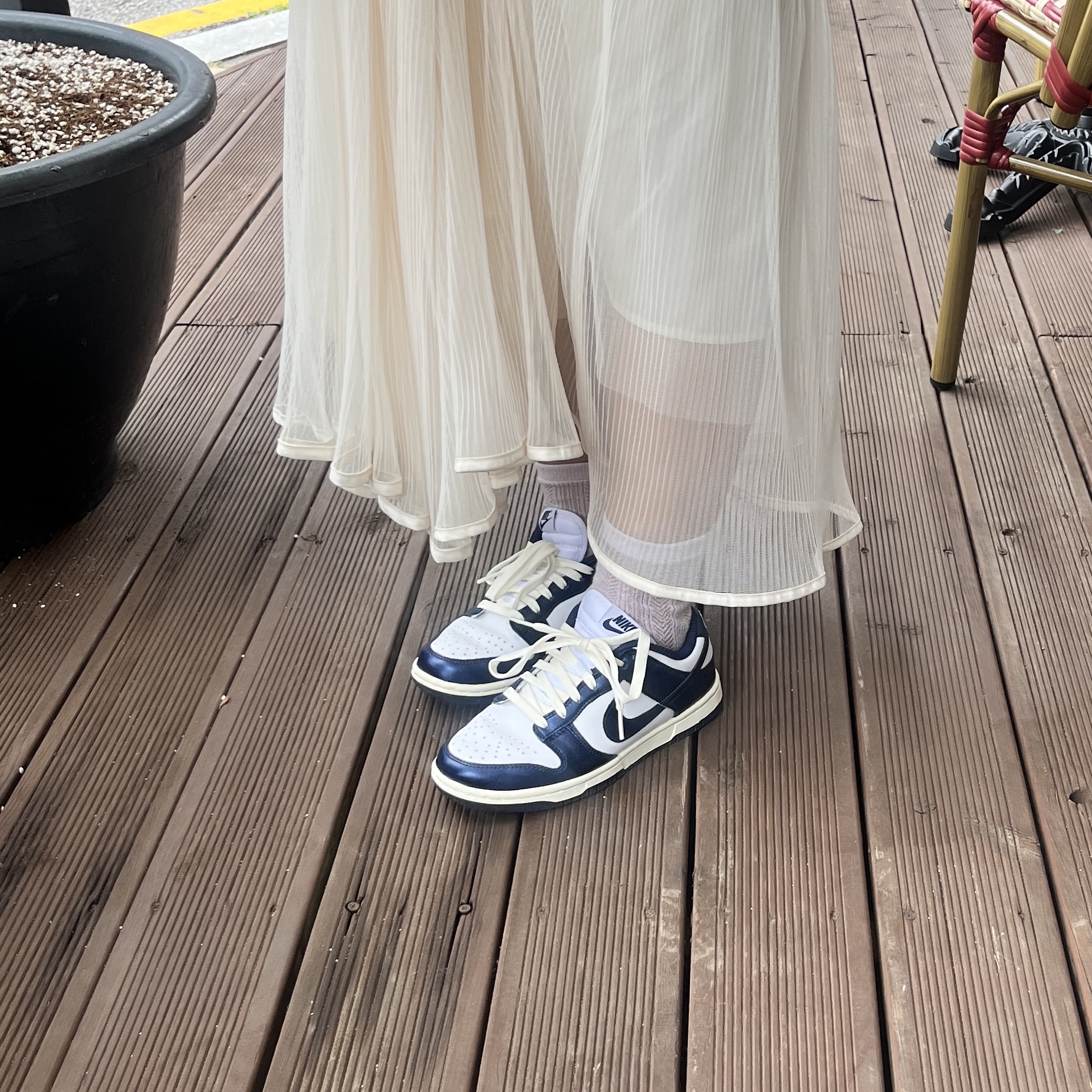 (W) Nike Dunk Low PRM Midnight Navy and White 착용 스타일 - 1