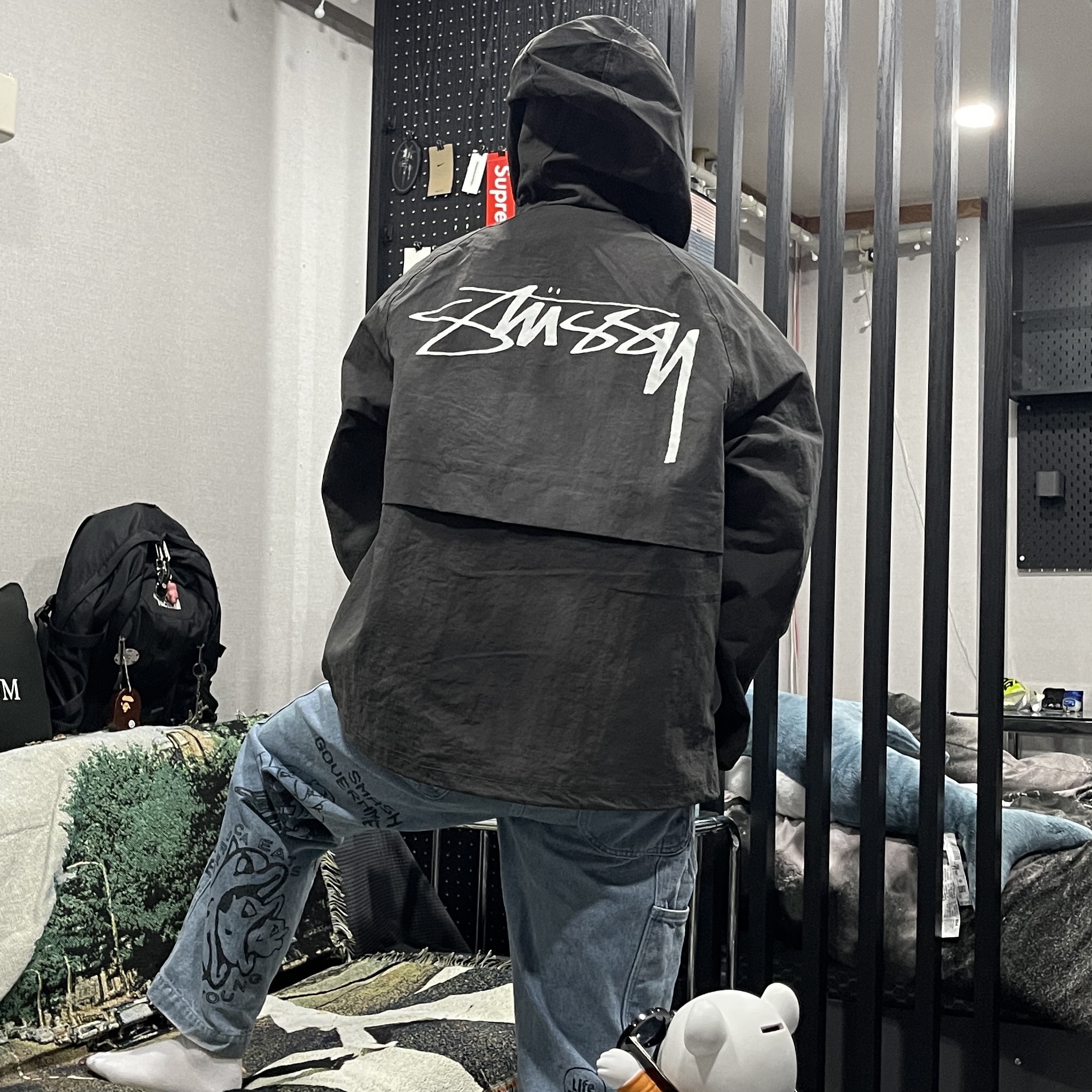 Stussy Wave Dye Beach Shell Jacket Black 착용 스타일 - 2