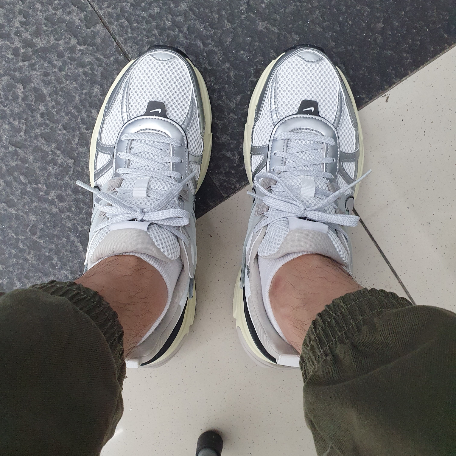 Nike V2K Run Summit White Metallic Silver 착용 스타일 - 1