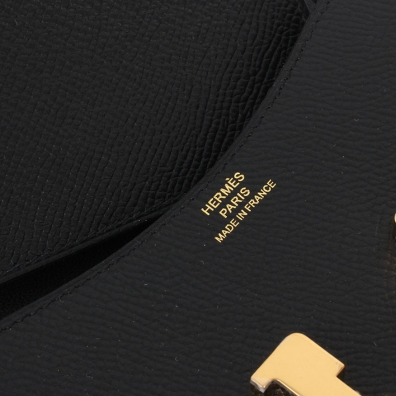 Hermes Constance Slim Wallet Epsom & Gold Noir 착용 스타일 - 4