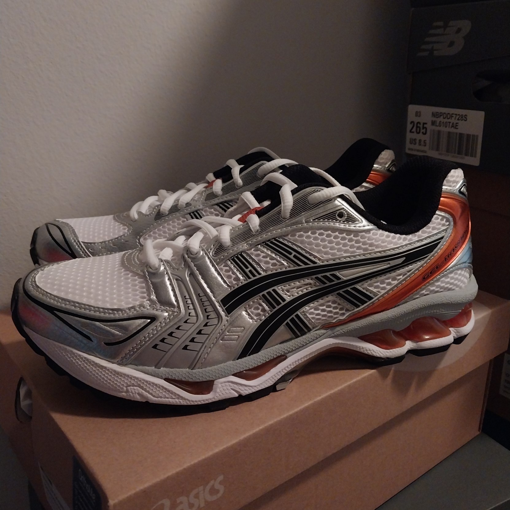 Asics Gel-Kayano 14 White Piquant Orange 착용 스타일