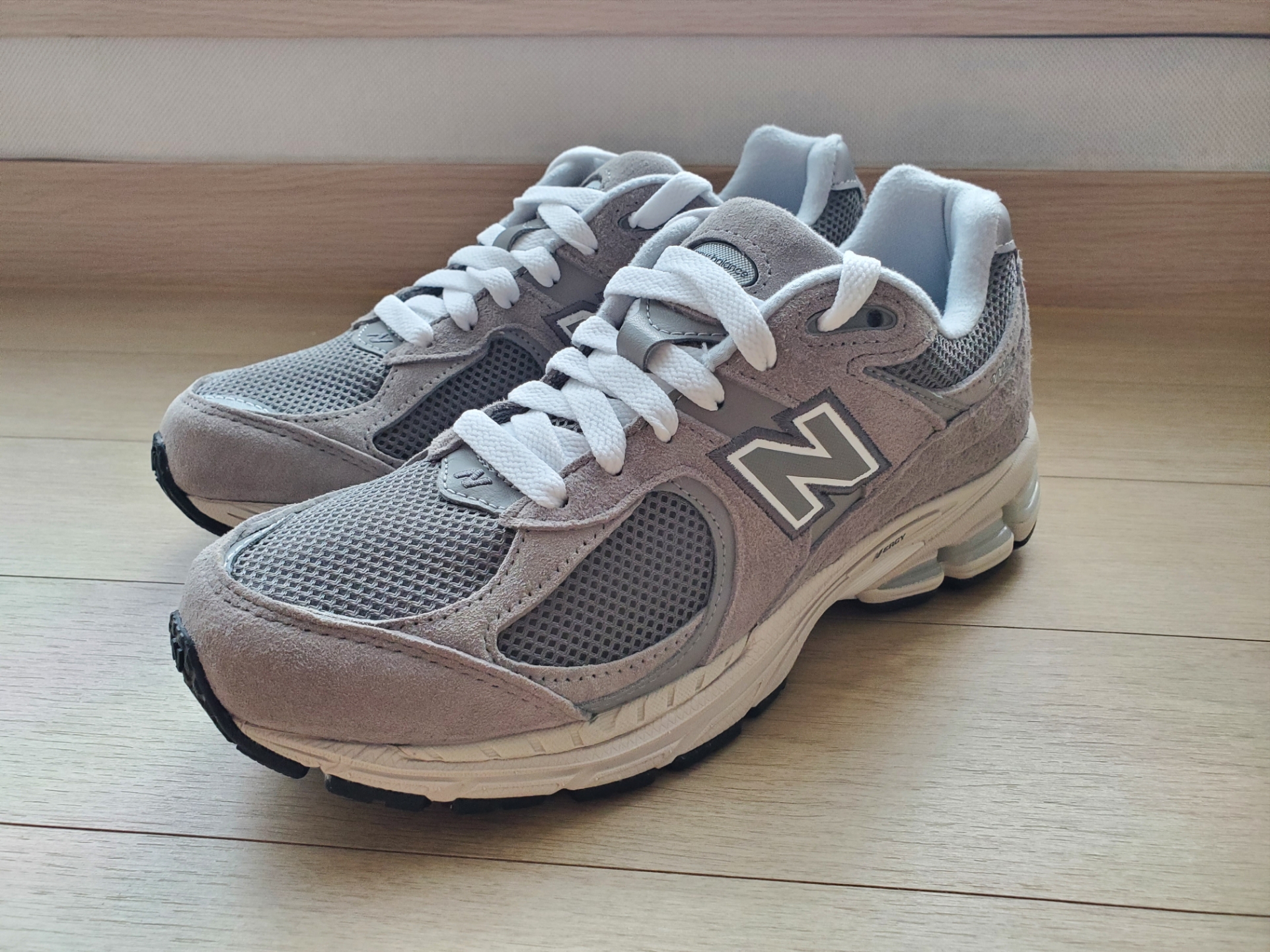 New Balance 2002R Grey 착용 스타일