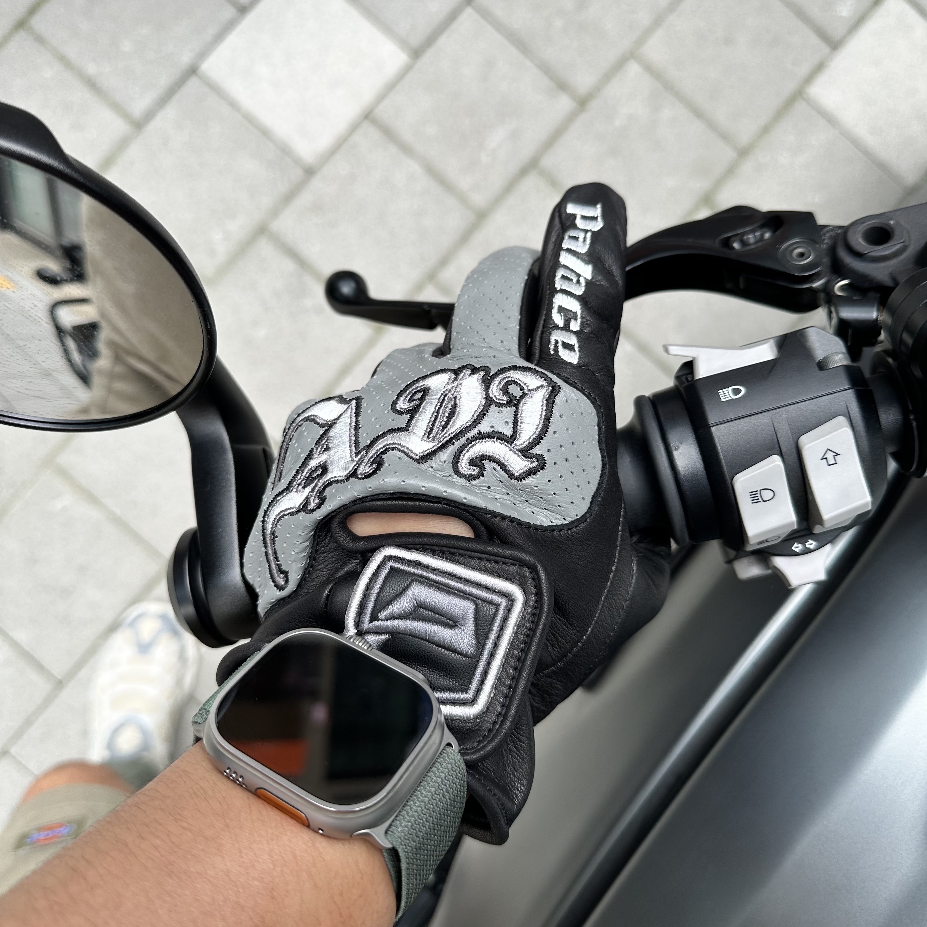 Palace Avirex Leather Gloves Black - 23FW 착용 스타일 - 2