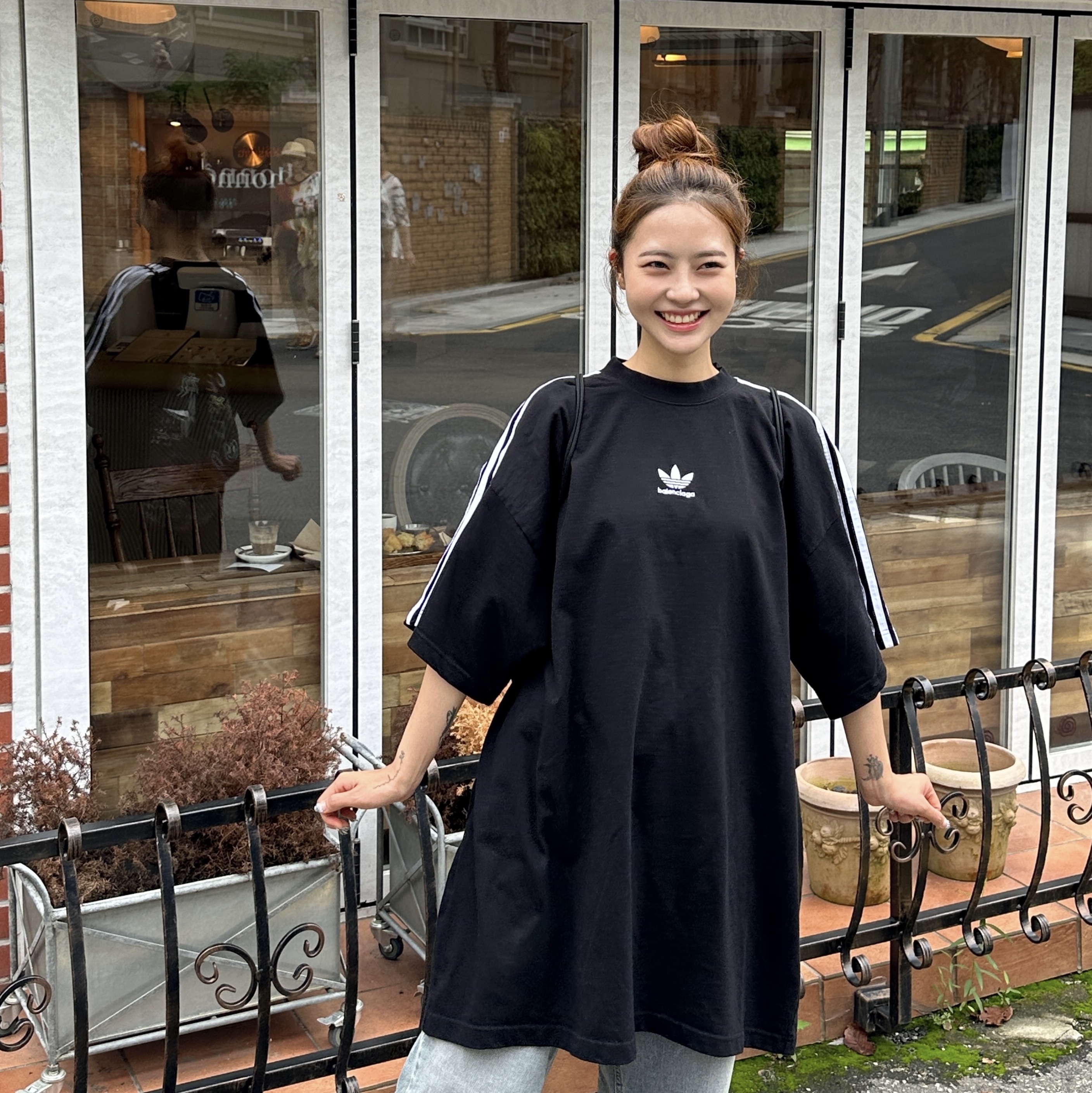 Balenciaga x Adidas Oversized T-Shirt Black White, (J) Adidas Gazelle Core Black Cloud White 착용 스타일 - 1