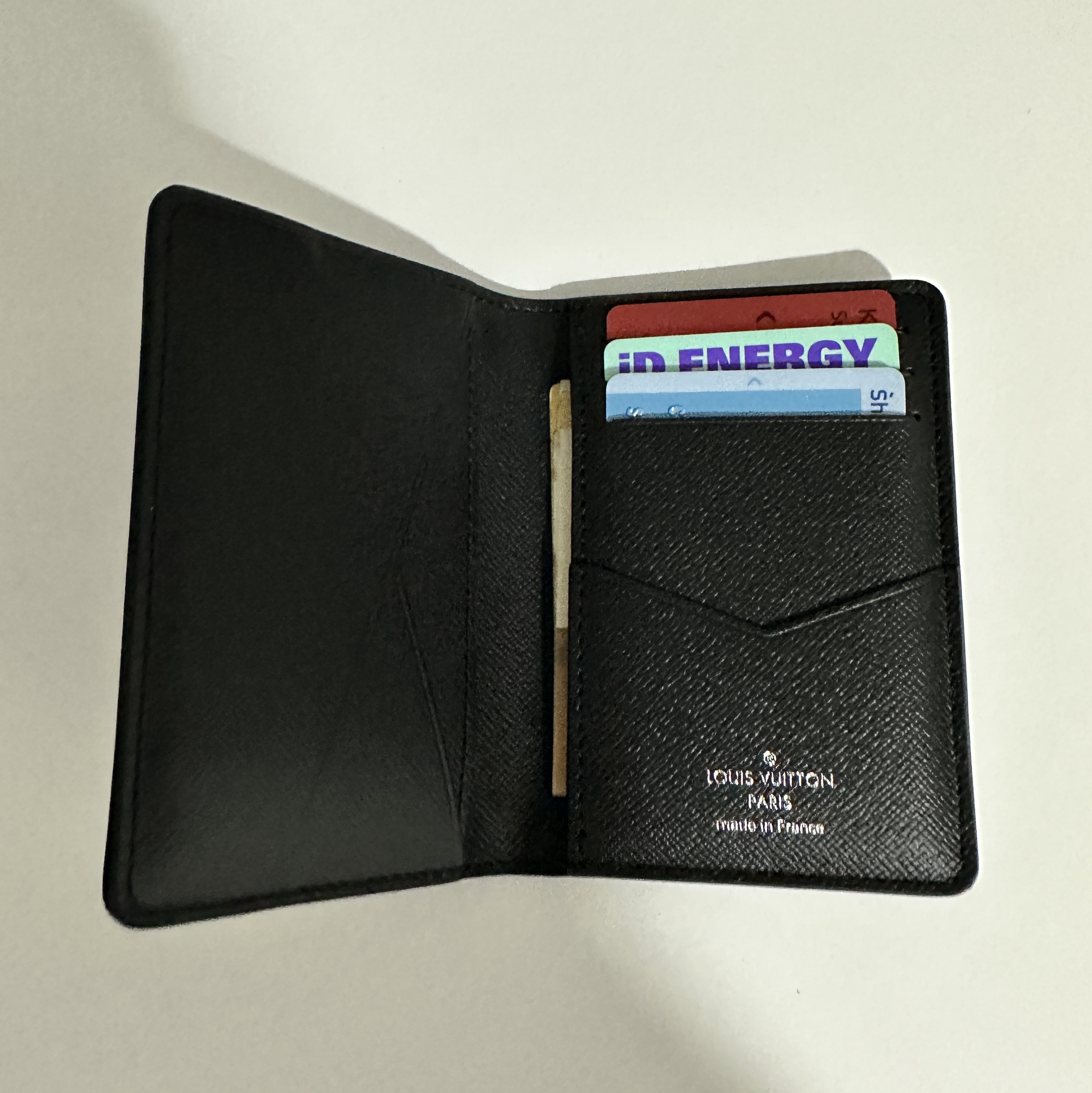 Louis Vuitton Pocket Organizer Taiga Black 착용 스타일 - 2