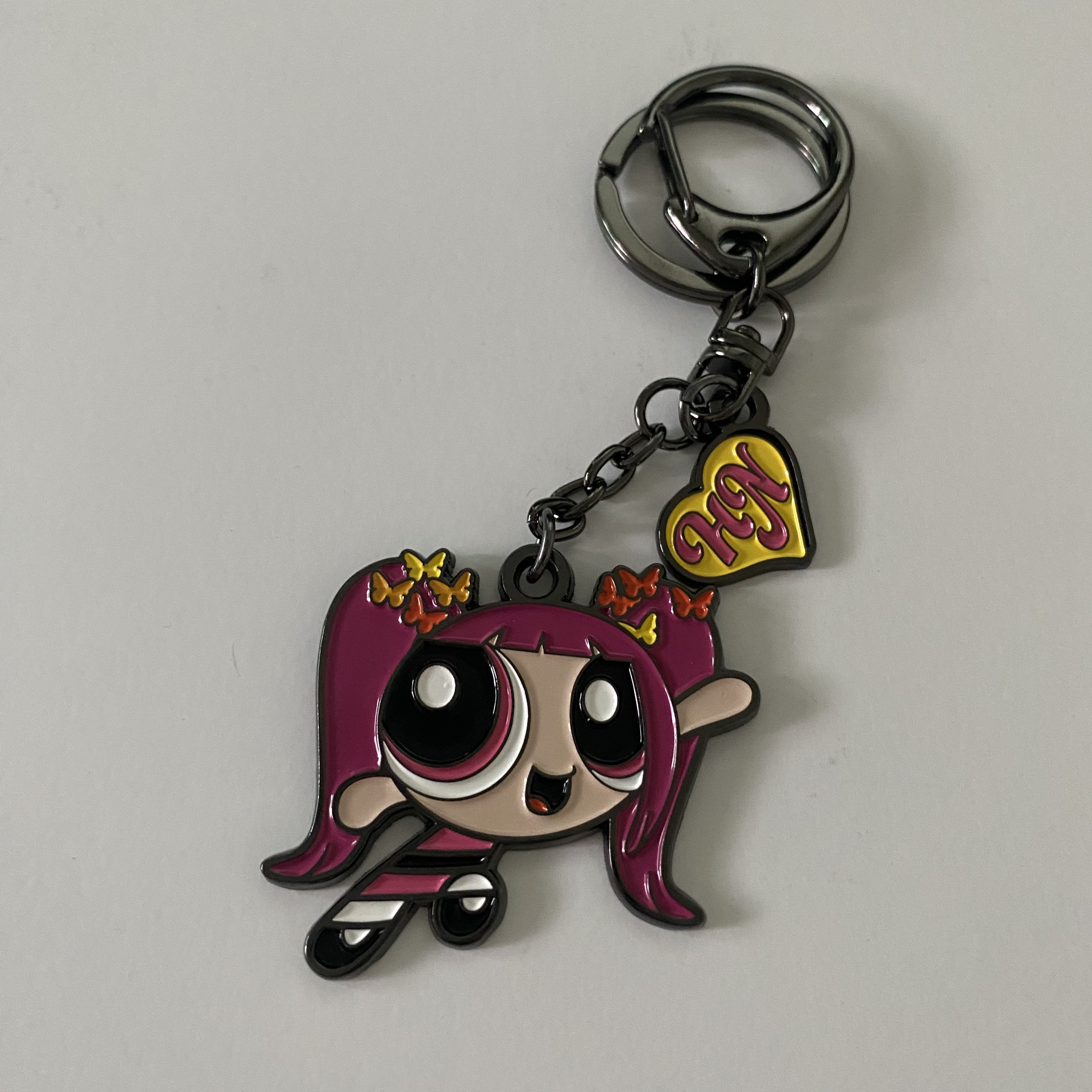 NewJeans x The Powerpuff Girls Metal Keyring Hanni, NewJeans Bunnies Camp Keyring Yellow 착용 스타일 - 2