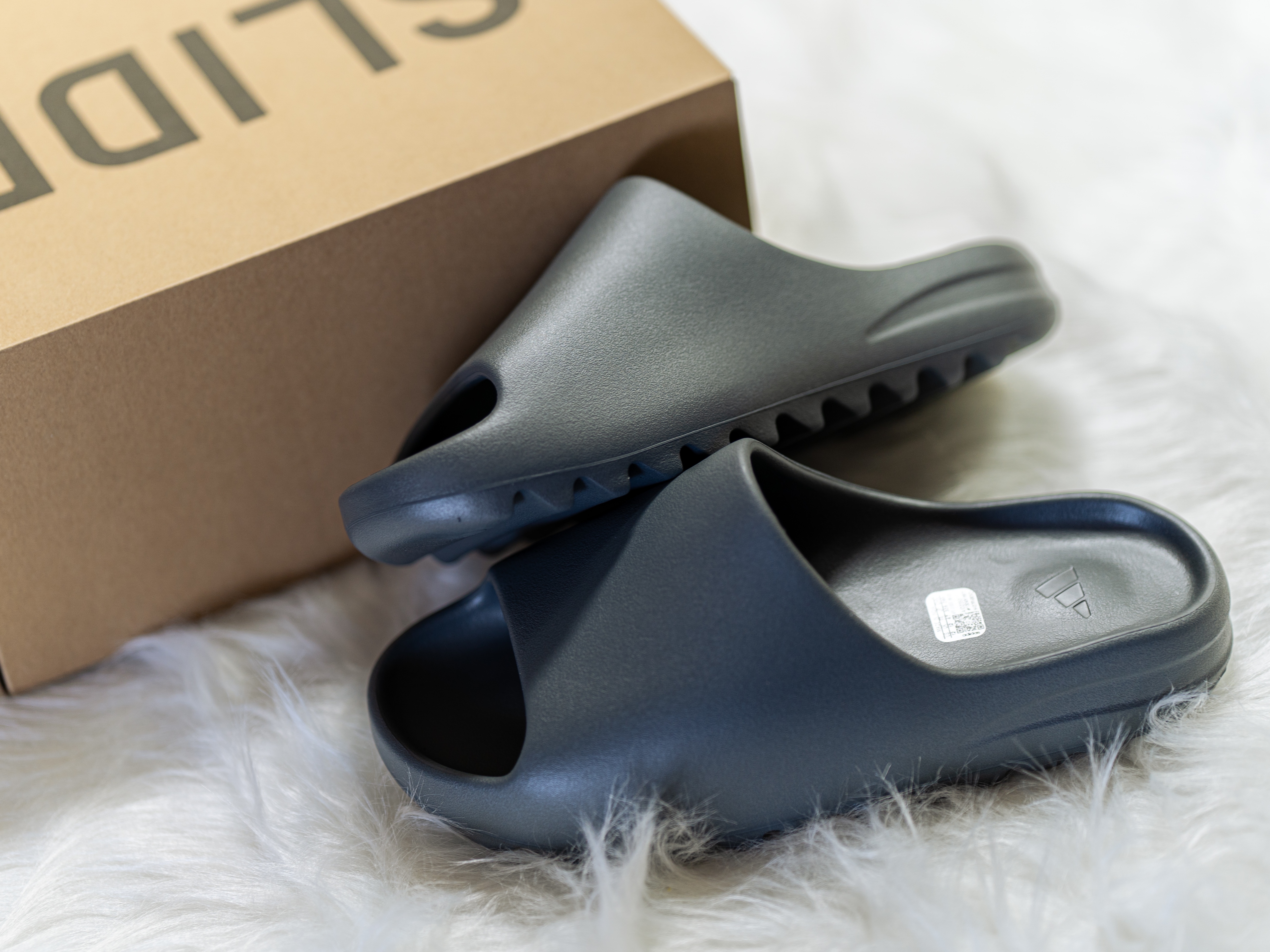 Adidas Yeezy Slide Slate Marine, Adidas Yeezy Slide Slate Grey 착용 스타일 - 2