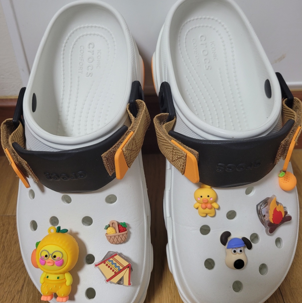 Crocs All Terrain Clog White Multi 착용 스타일 - 3
