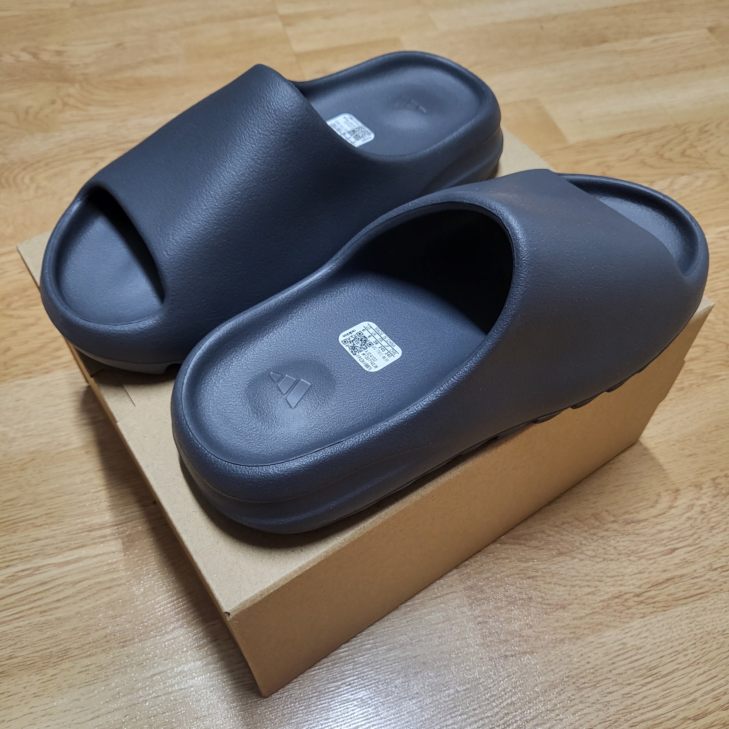 Adidas Yeezy Slide Granite 착용 스타일 - 2