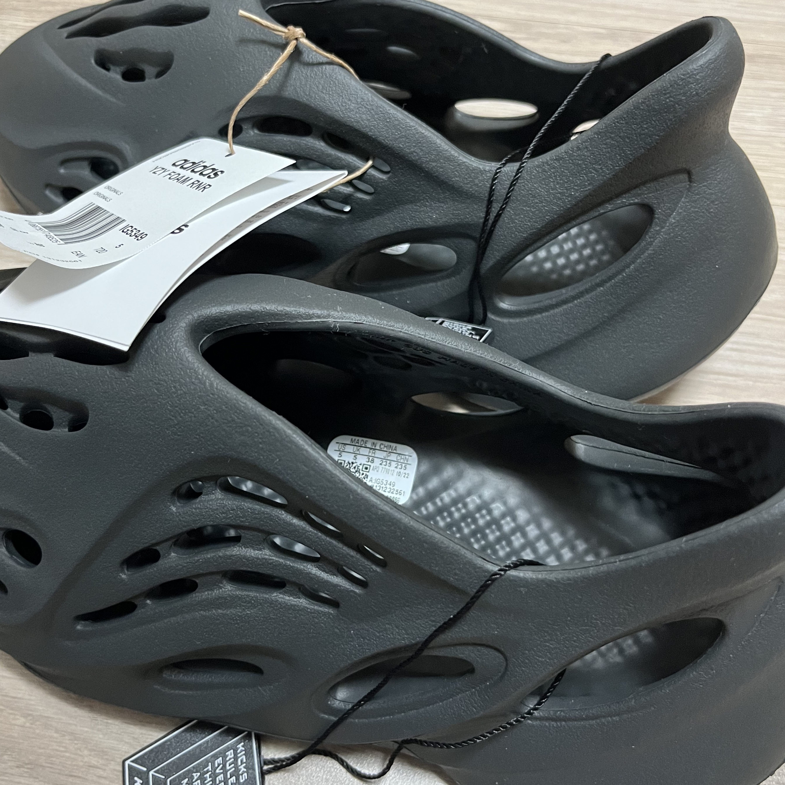 Adidas Yeezy Foam RNNR Carbon 착용 스타일
