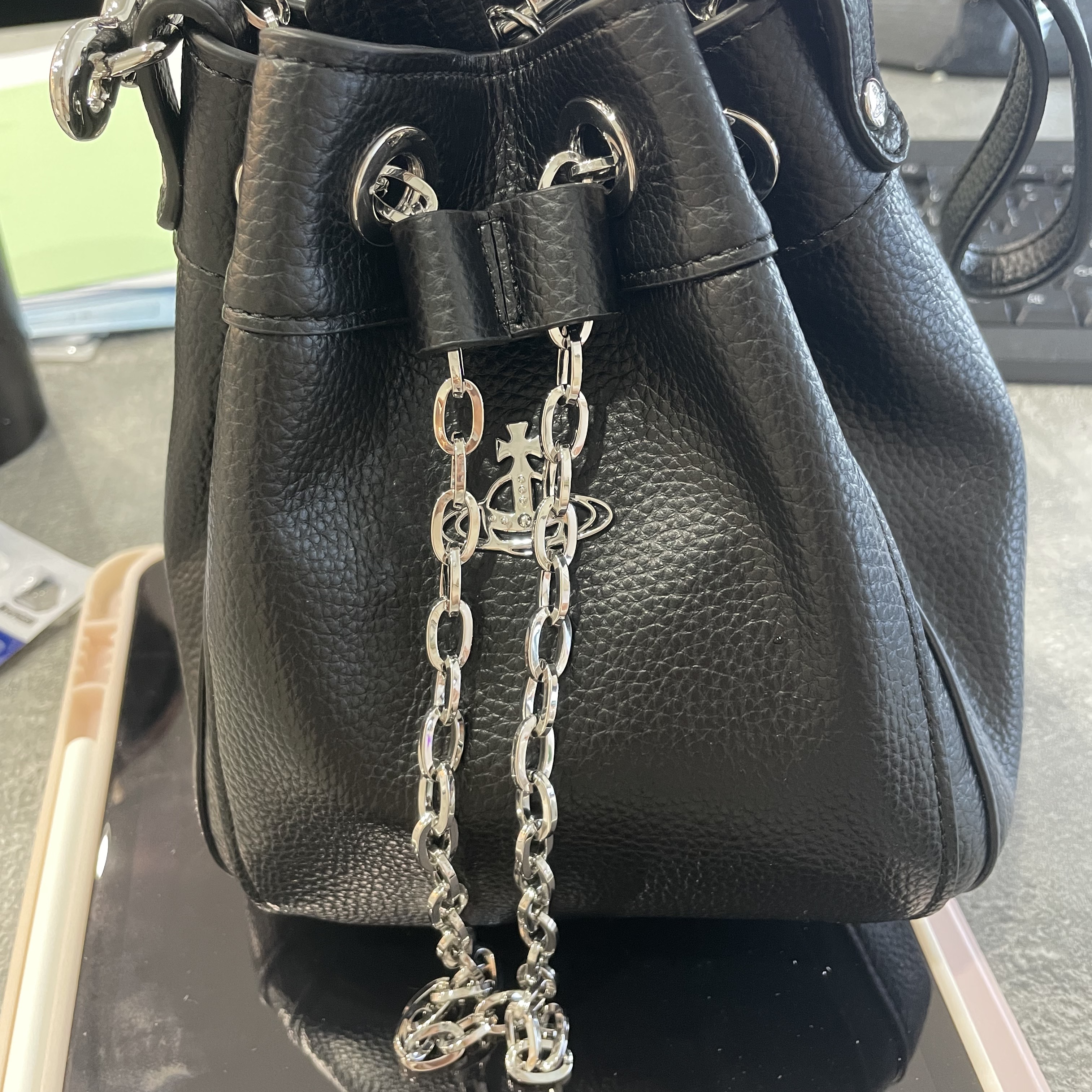 Vivienne Westwood Chrissy Small Bucket Bag Black 착용 스타일 - 1