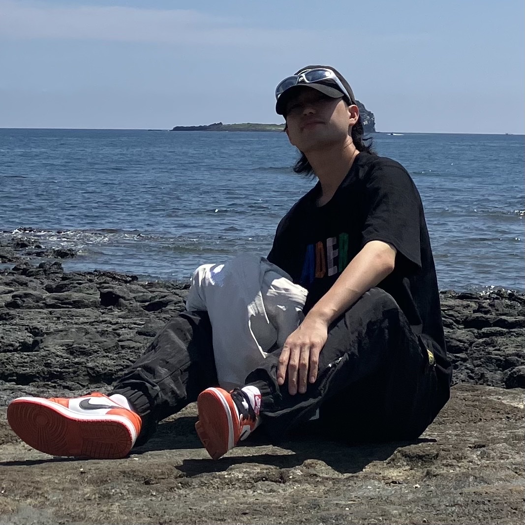 Balenciaga Swift Oval Sunglasses Silver, Dada Logo Cap Black White 착용 스타일 - 2
