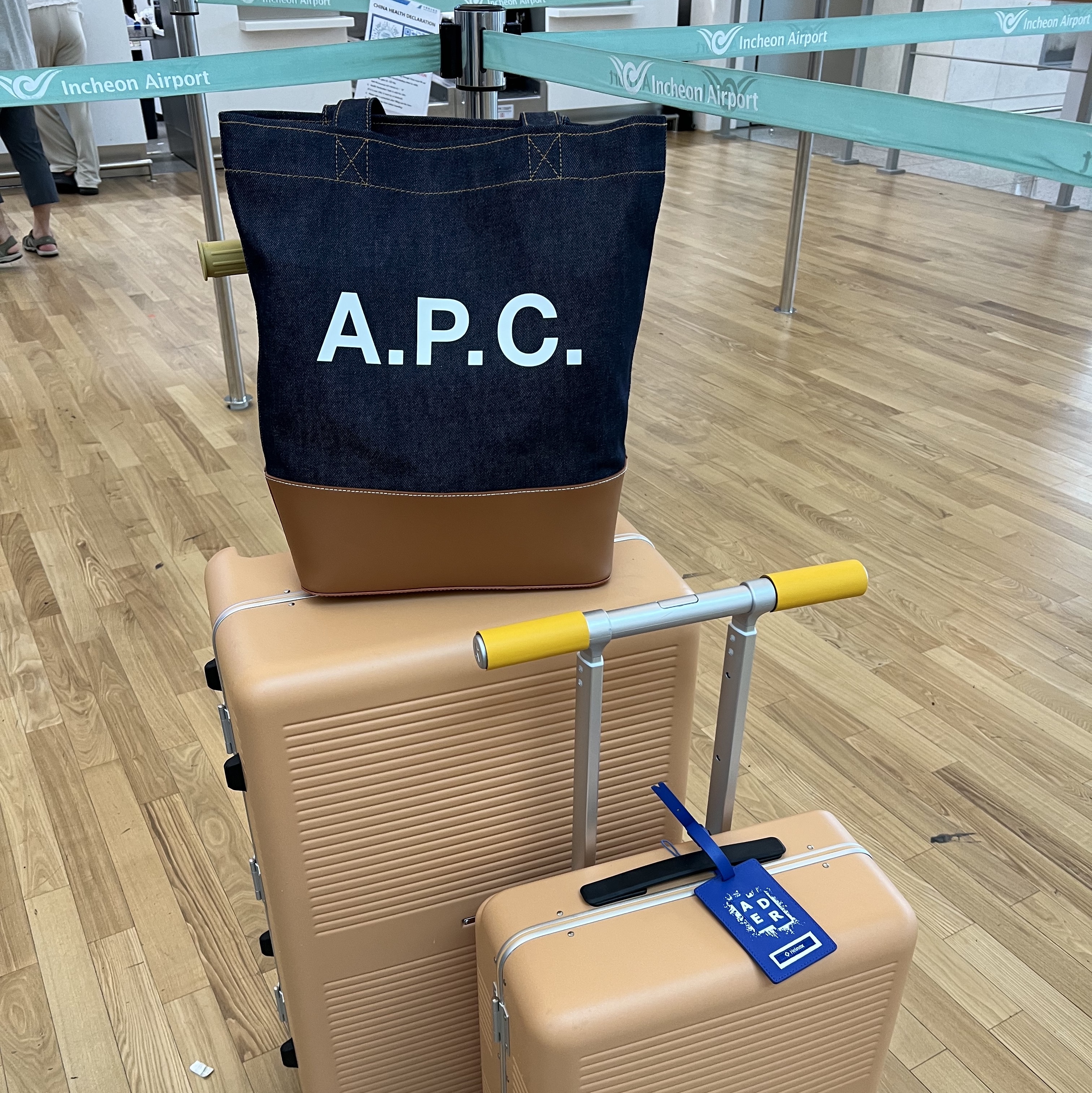 A.P.C. Axelle Tote Bag Denim Caramel 착용 스타일