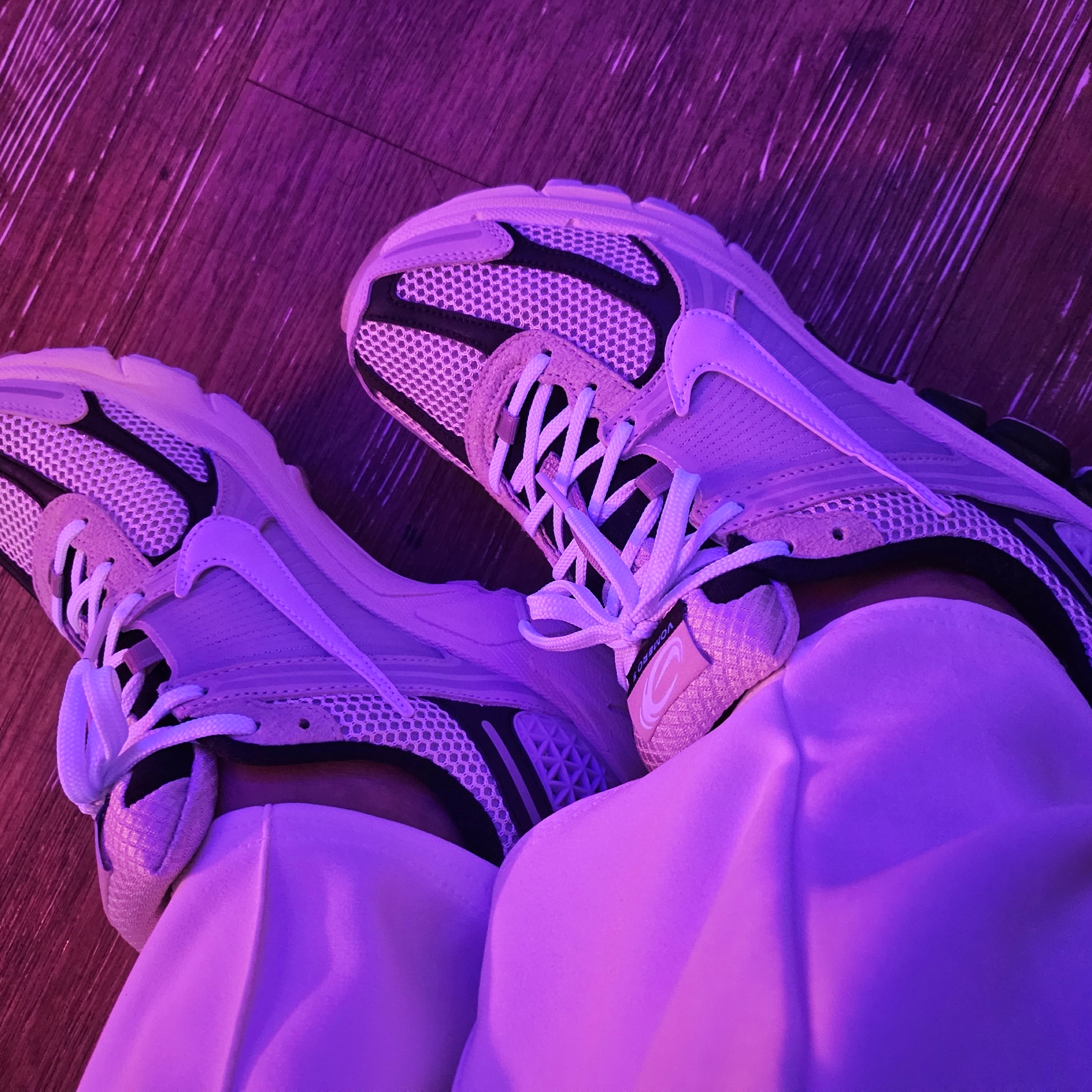 Nike Zoom Vomero 5 Light Bone and Black 착용 스타일 - 2