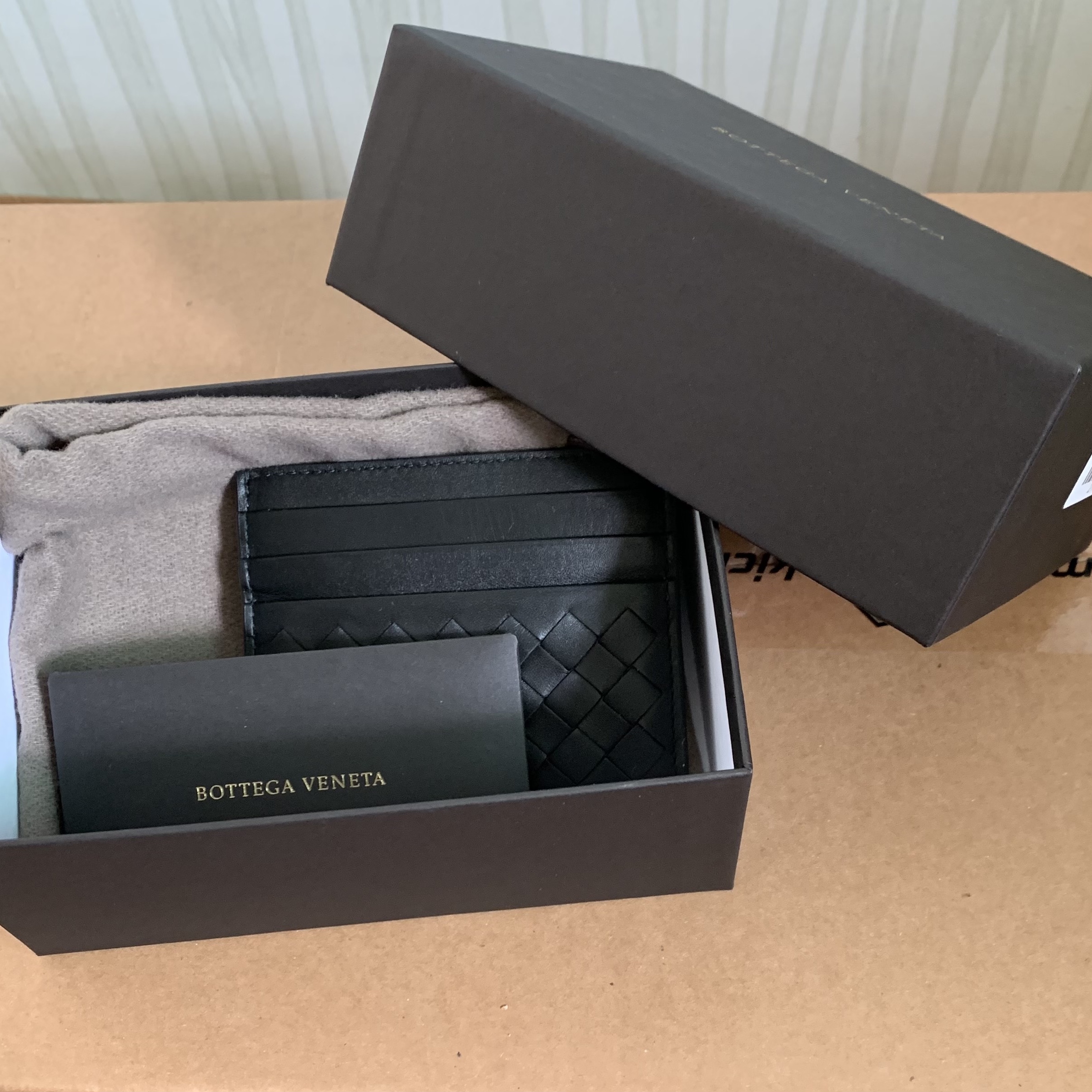 Bottega Veneta Credit Card Case Black 착용 스타일