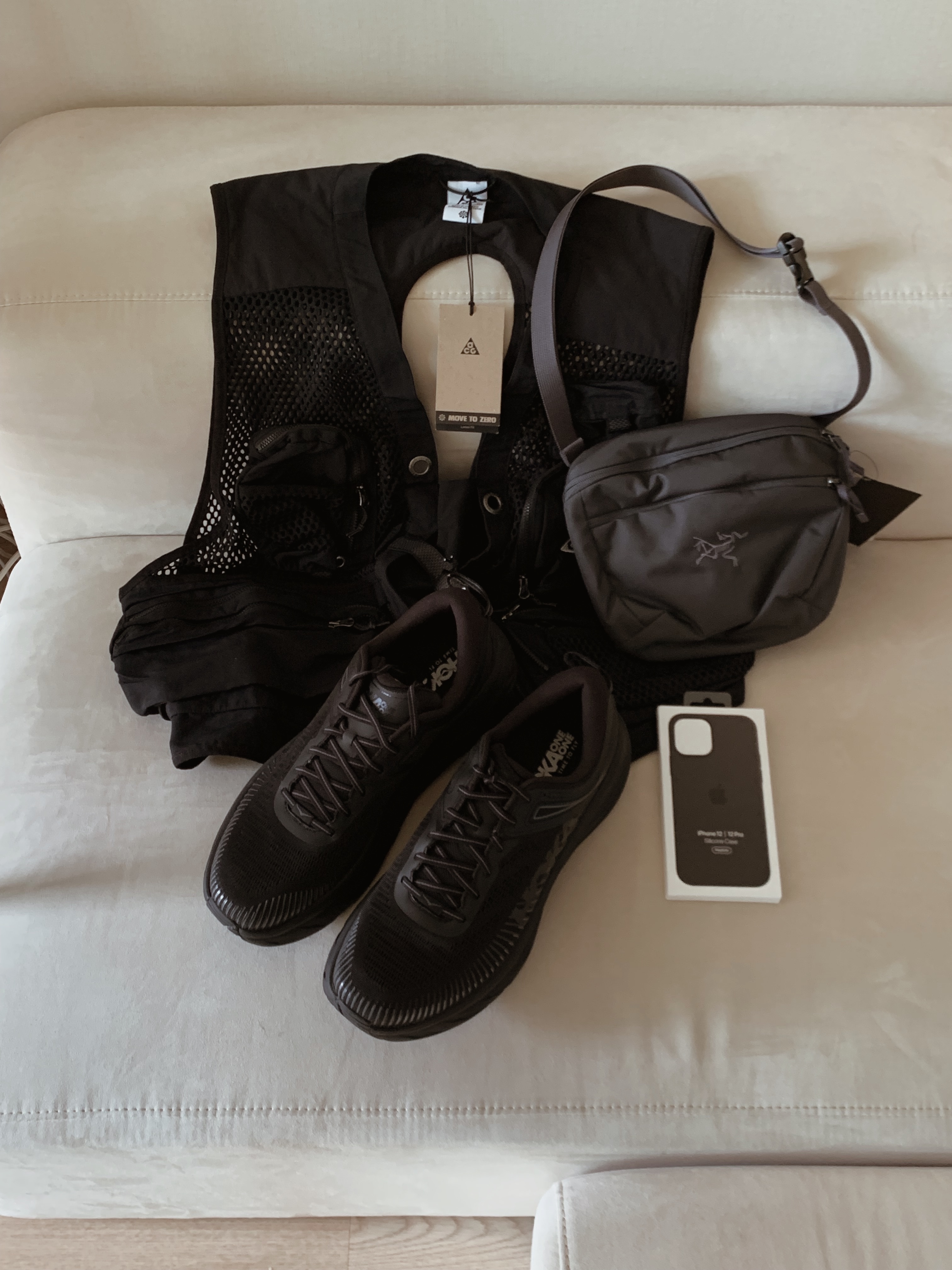 Nike ACG Buttles Vest Black - Asia, Apple iPhone 13 Silicone Case with MagSafe Midnight 착용 스타일