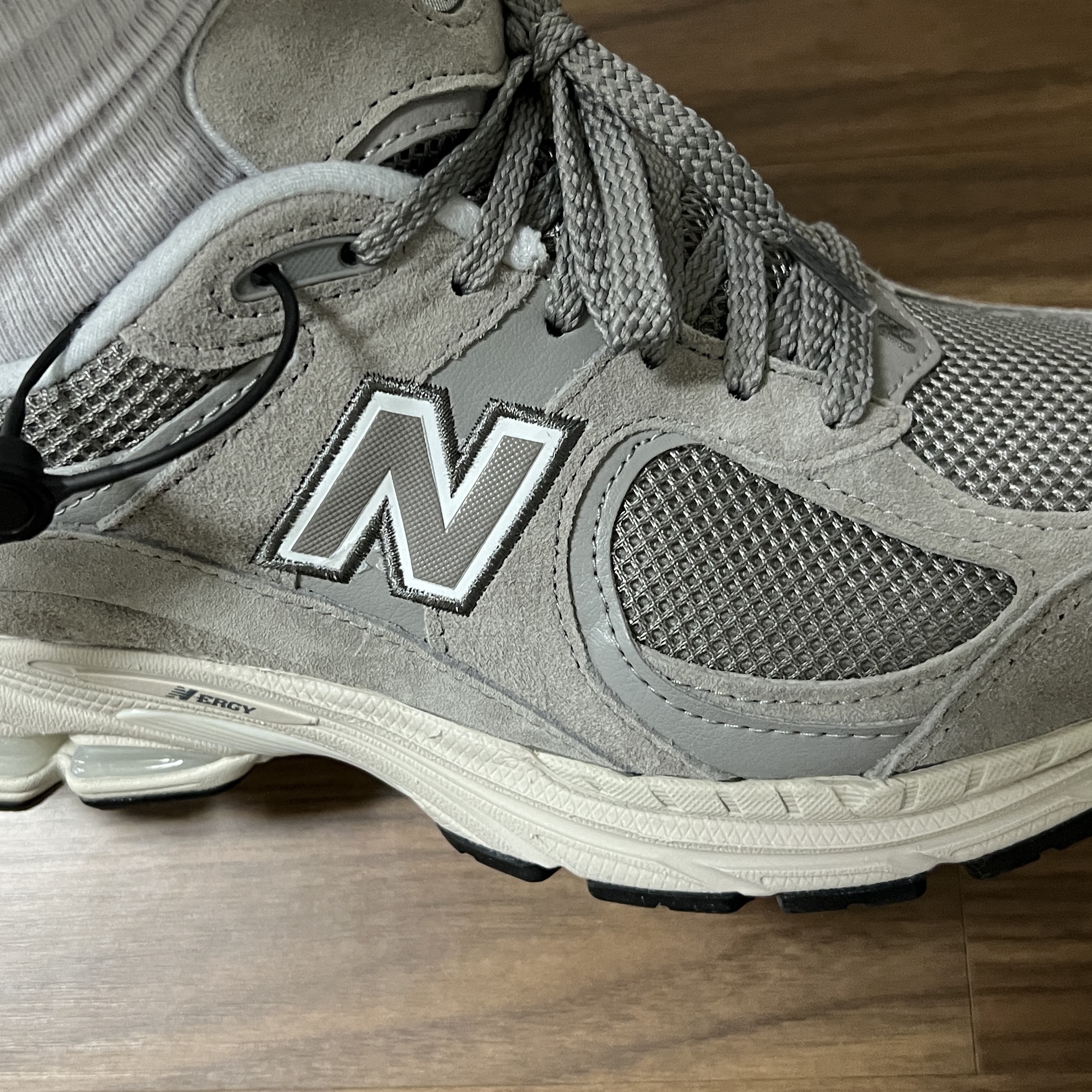 New Balance 2002R Grey 착용 스타일