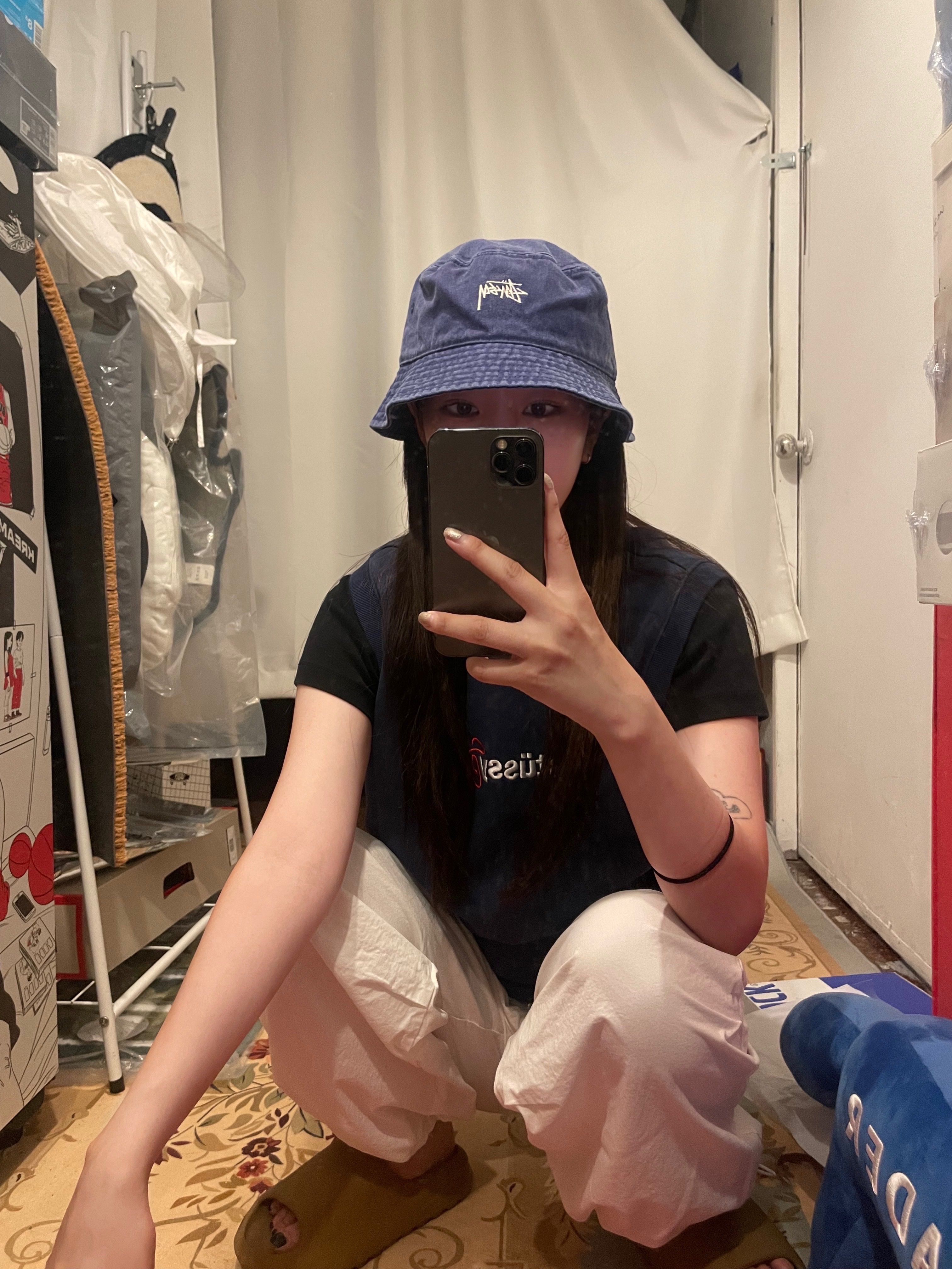 Stussy Washed Stock Bucket Hat Dark Royal, Adidas Yeezy Slide Ochre 착용 스타일