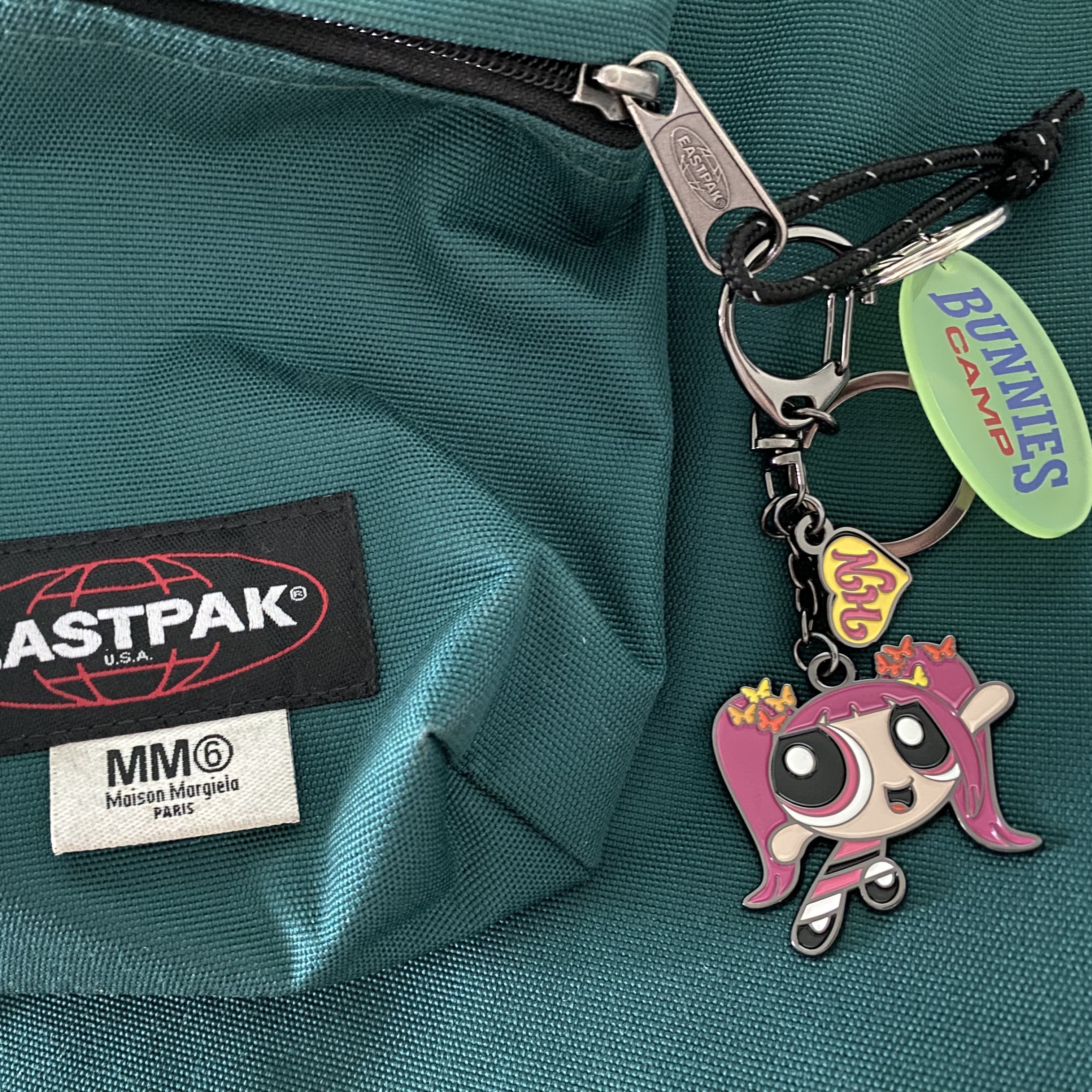 NewJeans x The Powerpuff Girls Metal Keyring Hanni, NewJeans Bunnies Camp Keyring Yellow 착용 스타일 - 3