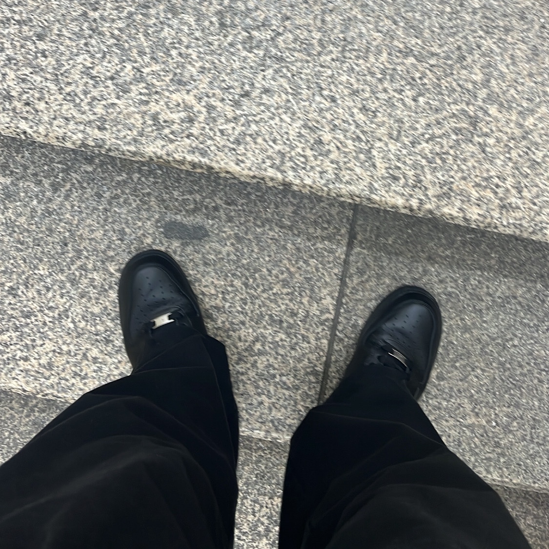 Nike Air Force 1 '07 Low Triple Black 착용 스타일