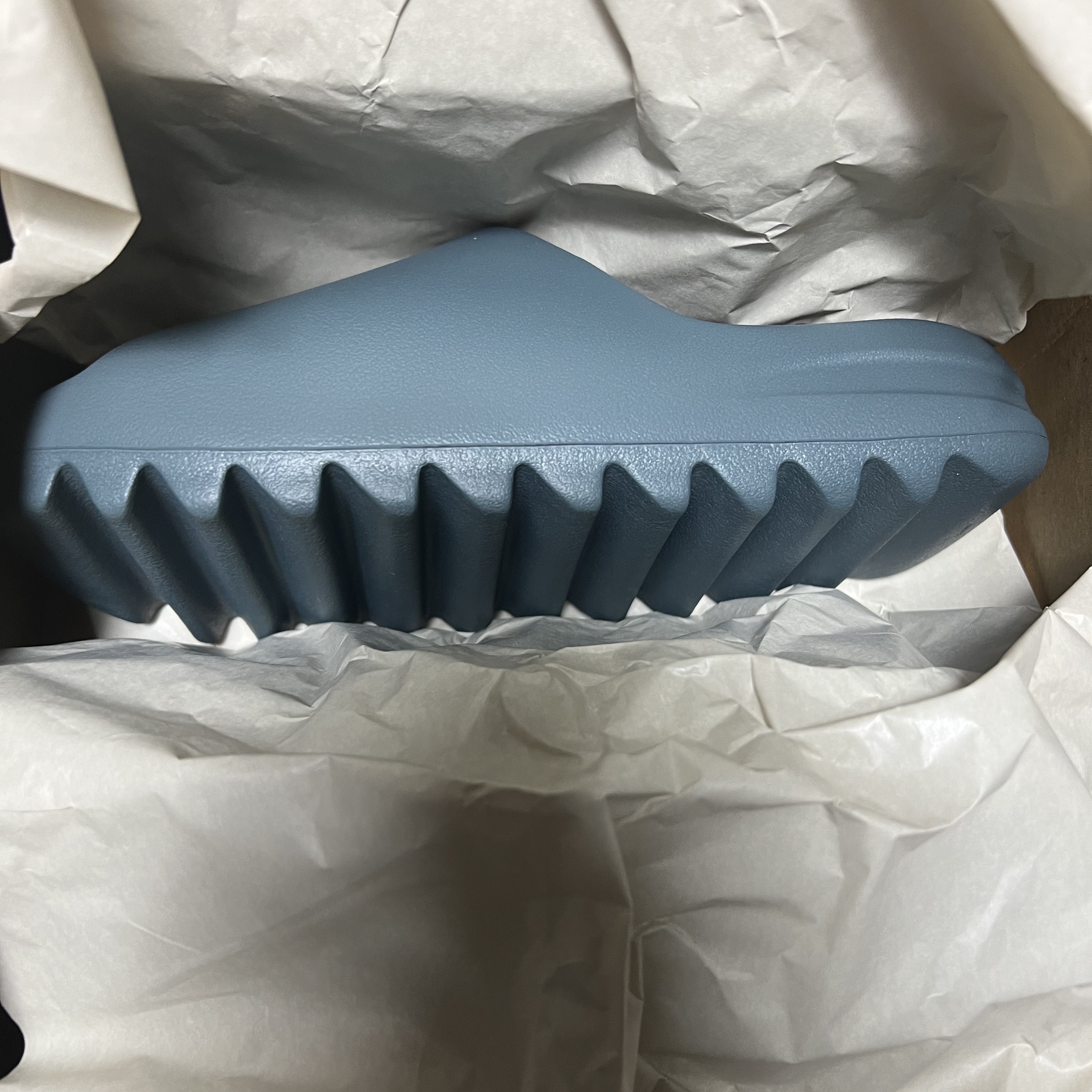 Adidas Yeezy Slide Slate Marine 착용 스타일