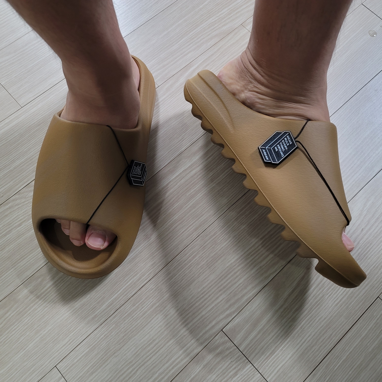 Adidas Yeezy Slide Ochre 착용 스타일 - 2