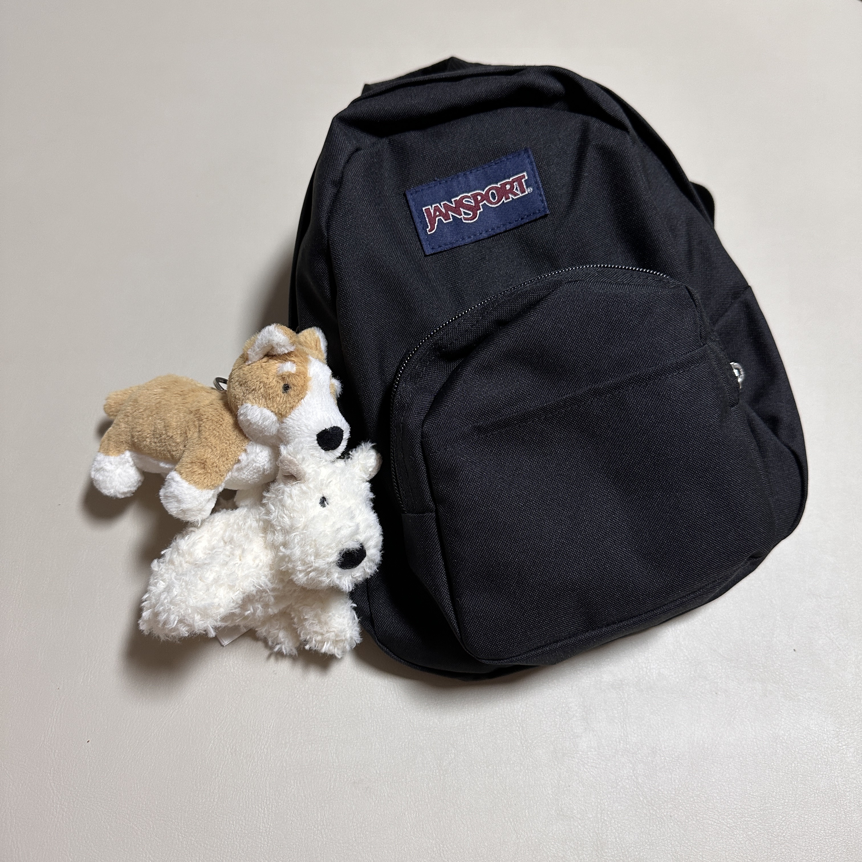 Jellycat Munro Scottie Dog Bag Charm Cream, Jellycat Betty Corgi Bag Charm Honey 착용 스타일