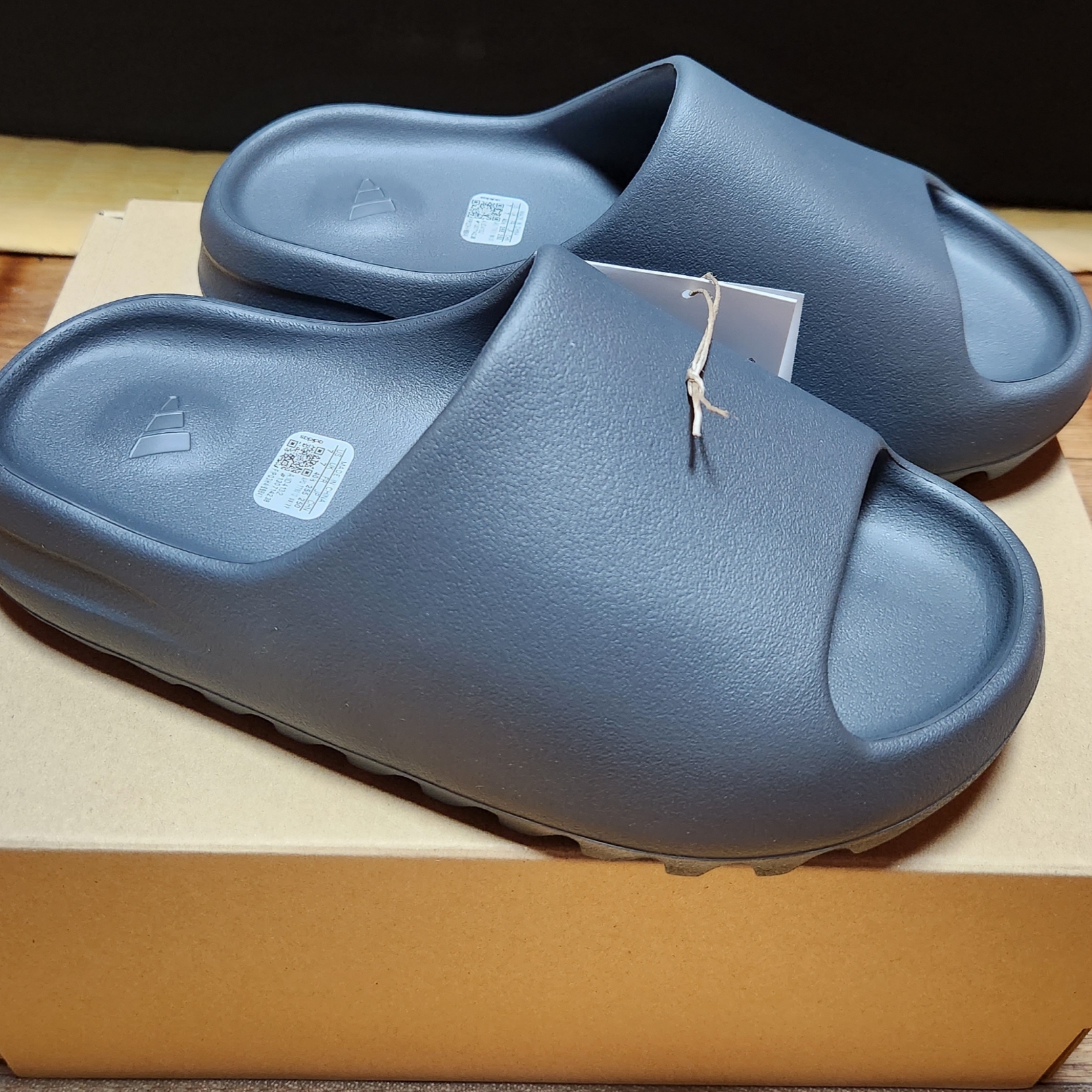 Adidas Yeezy Slide Slate Grey 착용 스타일 - 2