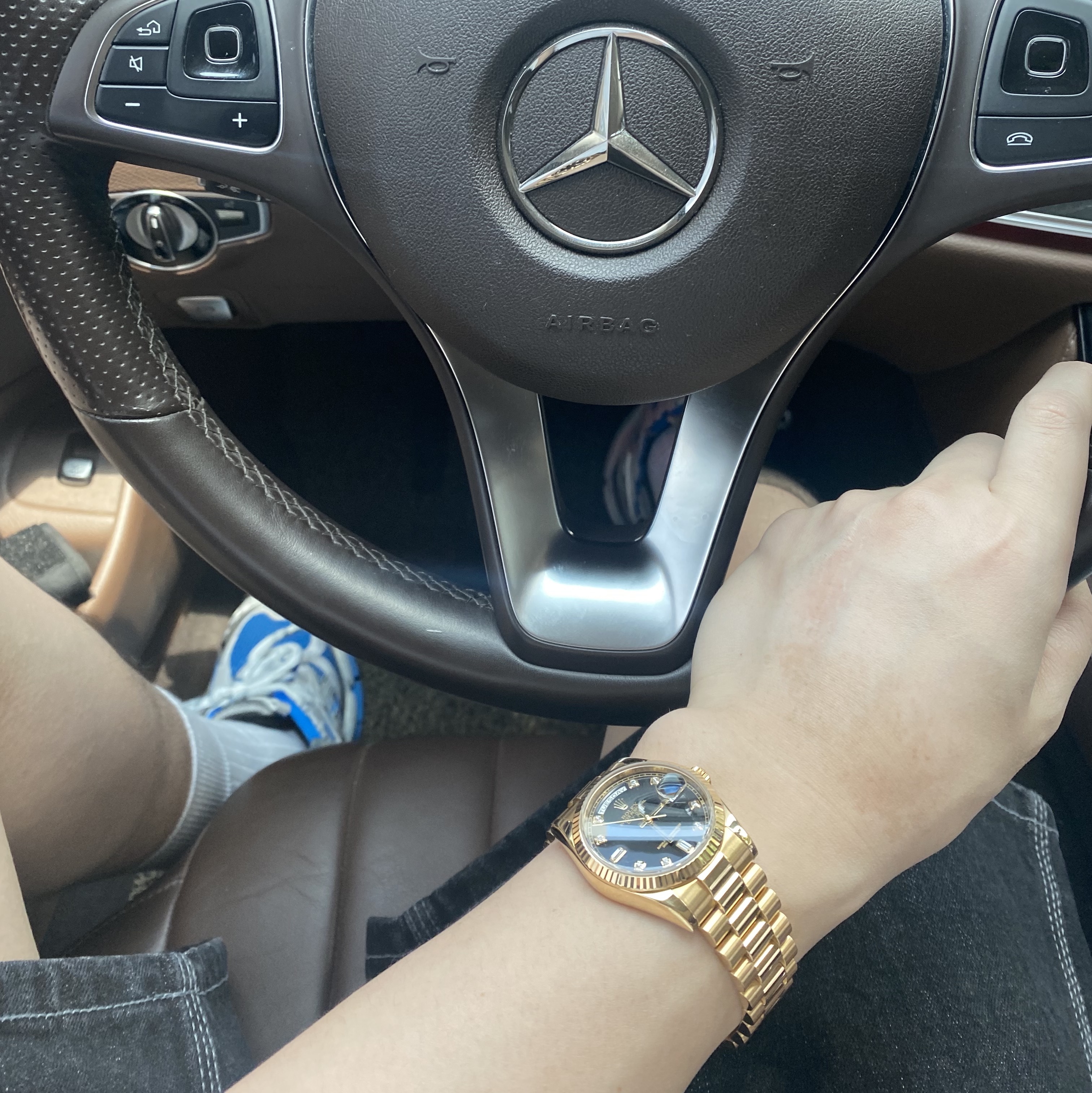 Rolex Day-Date 36mm 128238 Green Ombre Diamond-Set President, Balenciaga Runner Sneakers Blue White 착용 스타일 - 2