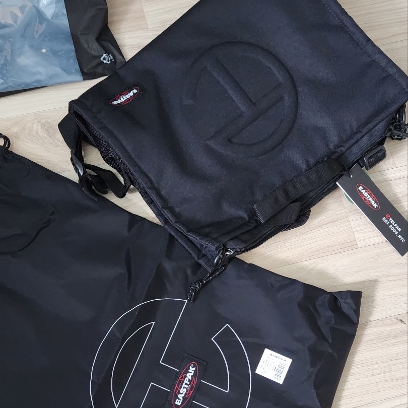 Telfar x Eastpak Medium Shopper Black 착용 스타일