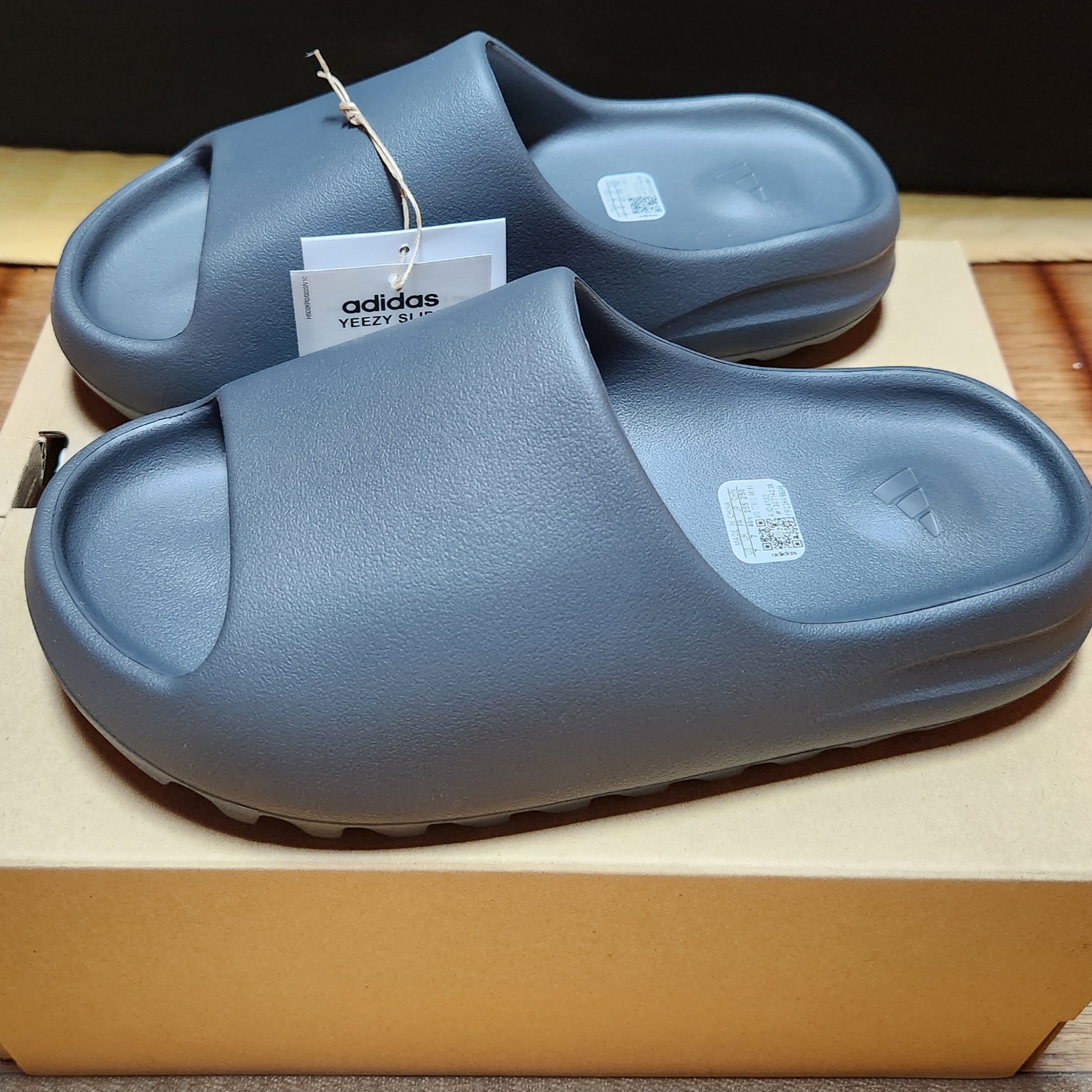 Adidas Yeezy Slide Slate Grey 착용 스타일 - 3