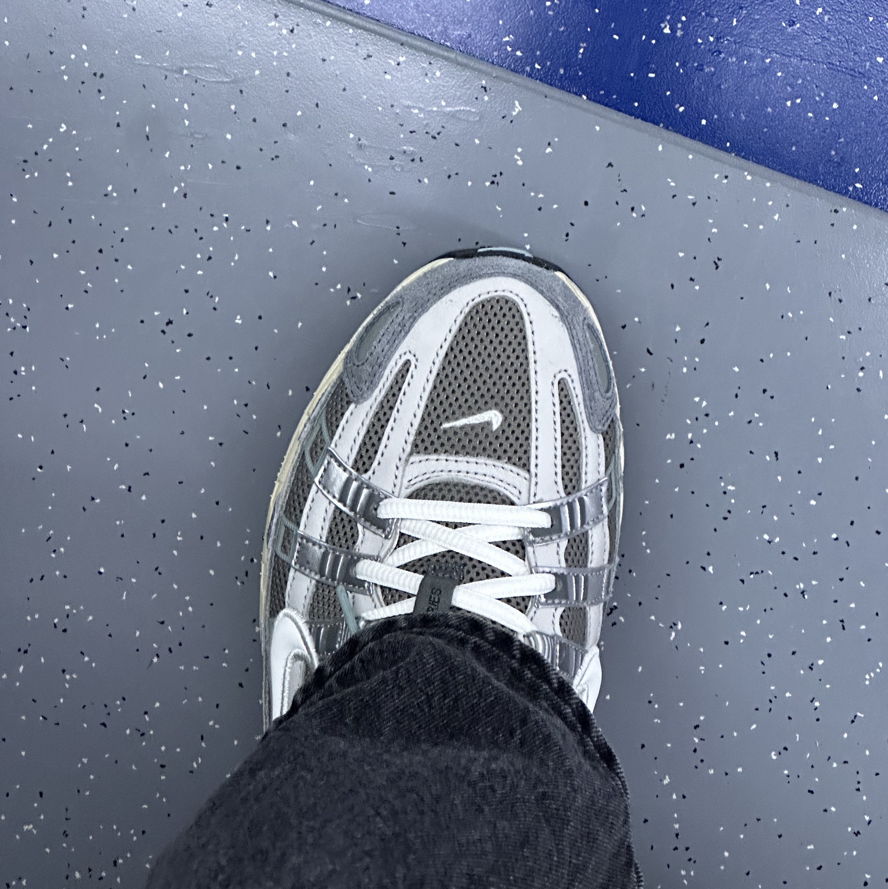 Nike P-6000 Flat Pewter Light Iron Ore 착용 스타일
