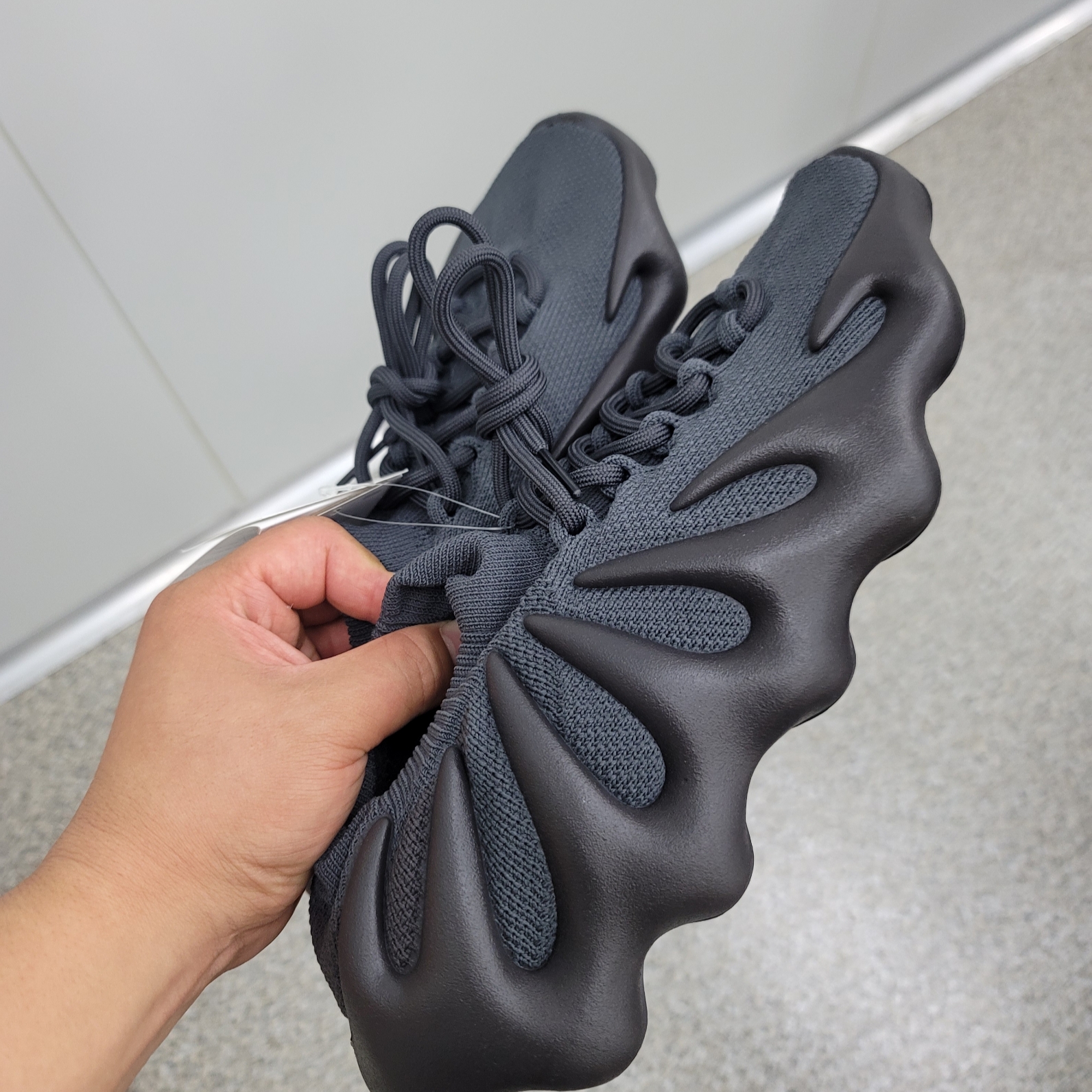 Adidas Yeezy 450 Utility Black 착용 스타일 - 2
