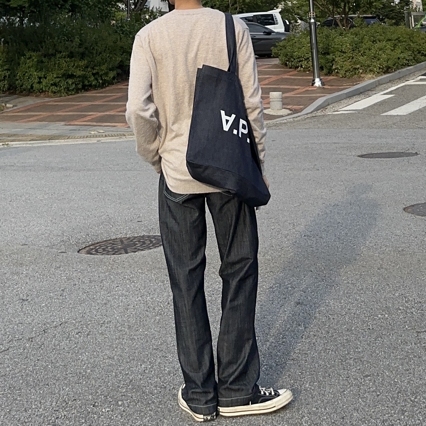 A.P.C. Daniela Shopping Bag Indigo 착용 스타일 - 4