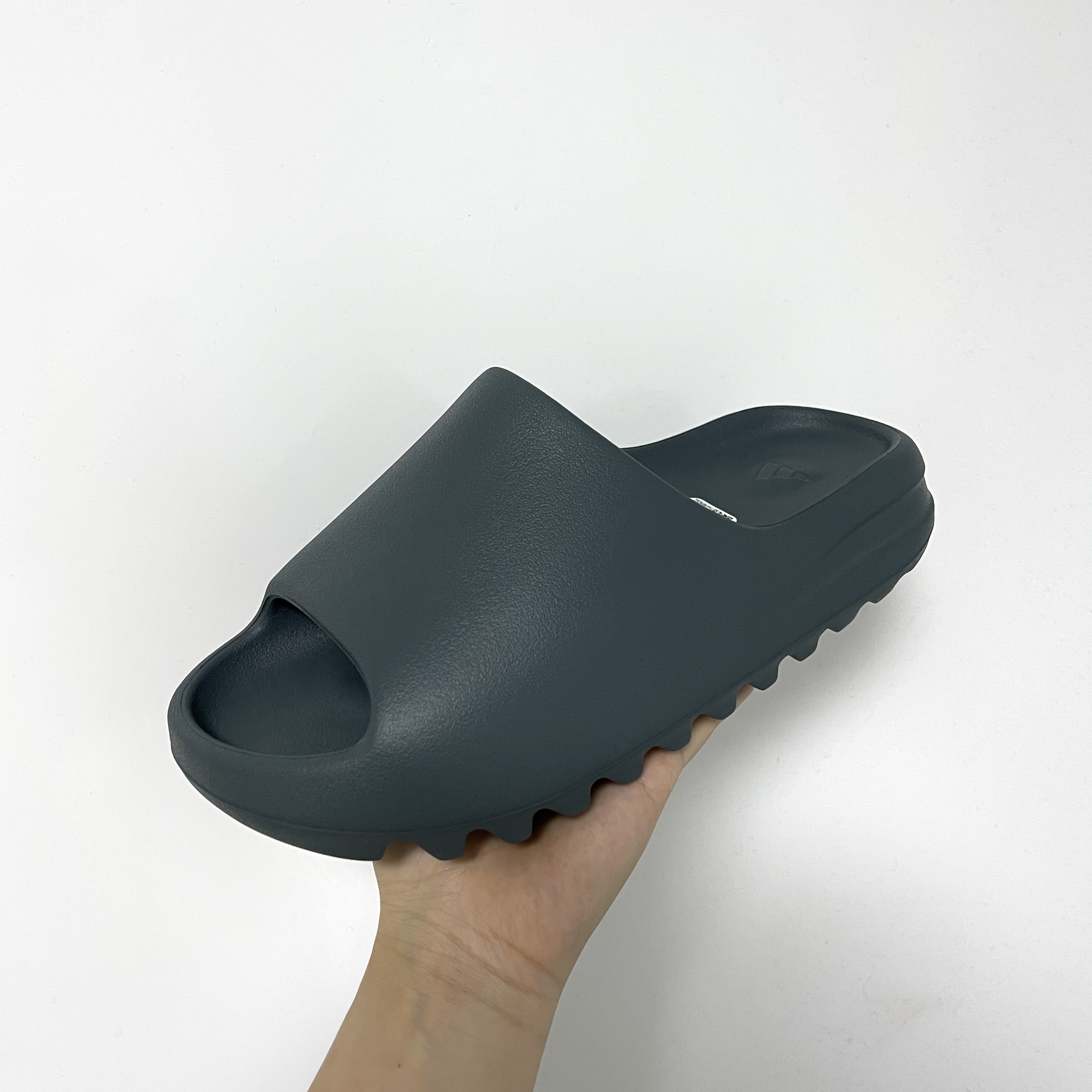 Adidas Yeezy Slide Slate Marine, Adidas Yeezy Slide Onyx 착용 스타일 - 1