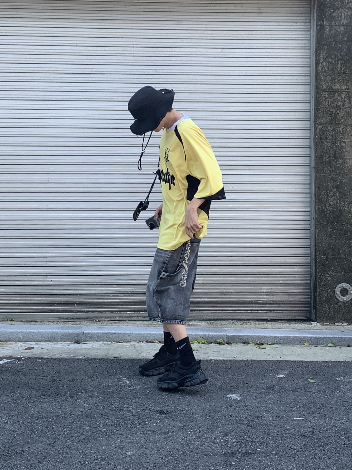 Jacquemus Le Bob Artichaut Bucket Hat Black, Project G/R Oversized Football Jersey Yellow 착용 스타일 - 4