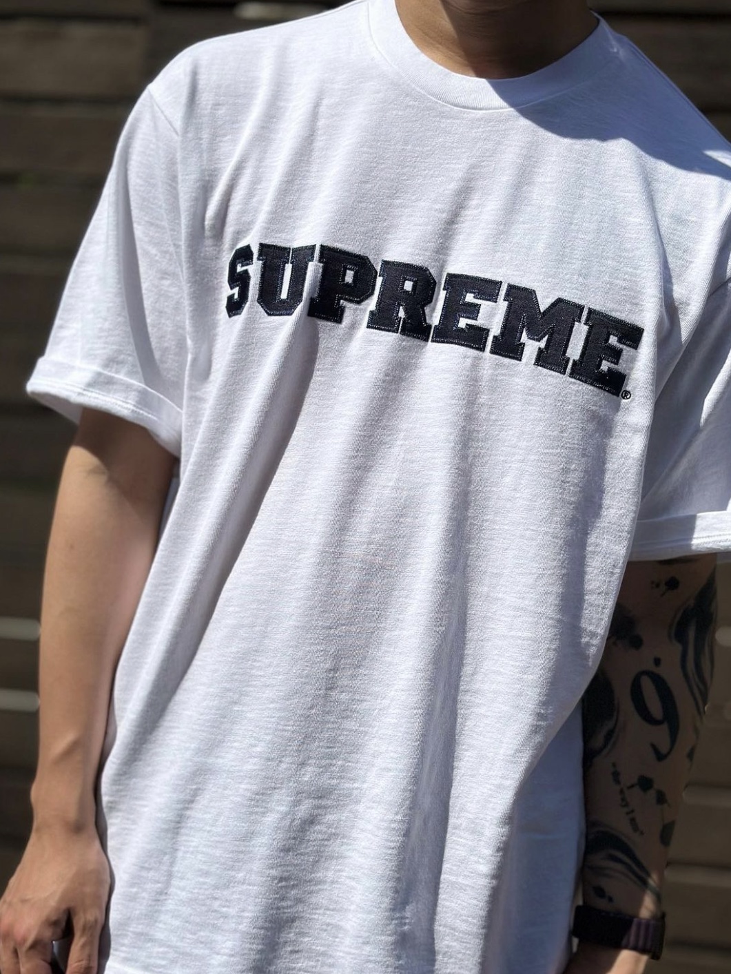 Supreme Collegiate S/S Top White - 23FW 착용 스타일