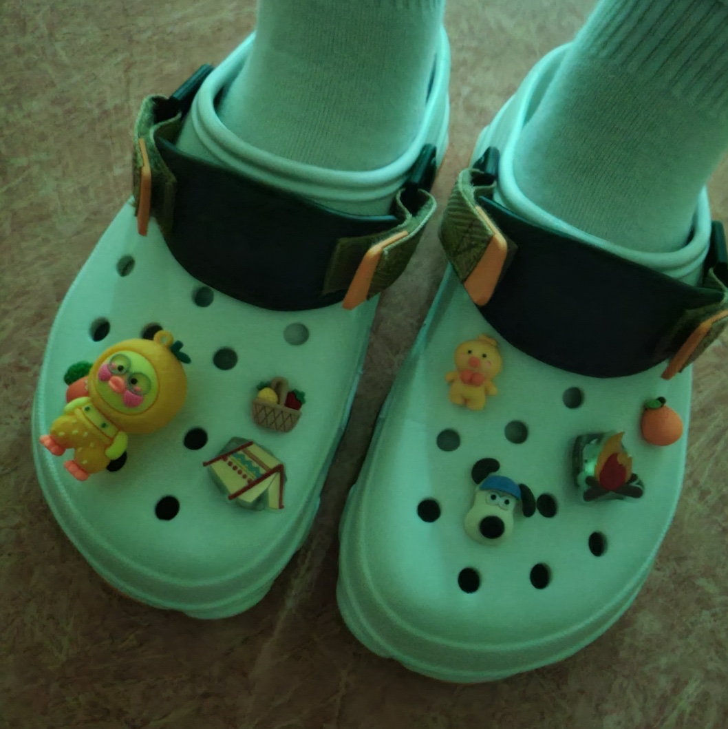 Crocs All Terrain Clog White Multi 착용 스타일 - 1