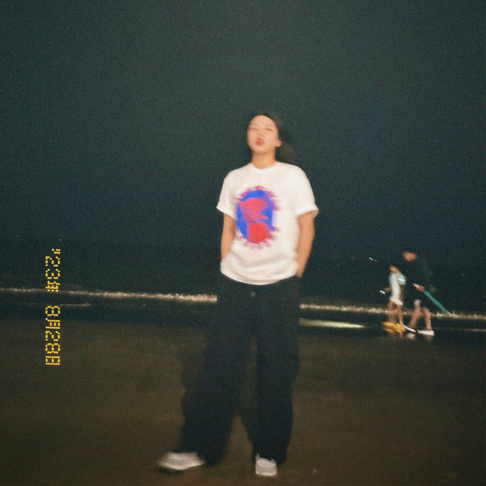 Supreme Smoke T-Shirt White - 23SS, Jordan 1 Retro High OG University Blue 착용 스타일 - 3