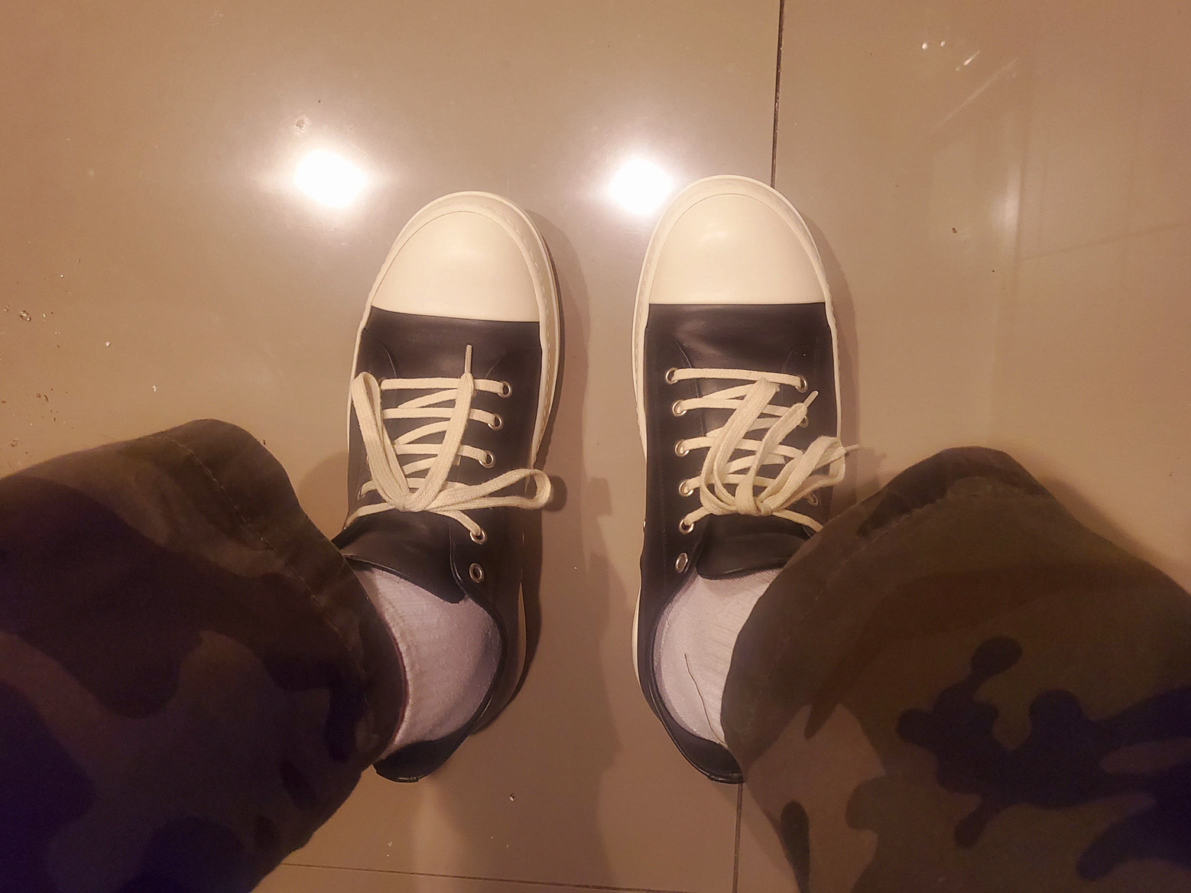 Rick Owens Full Grain Calf Leather Strobe Low Sneakers Black Milk White 착용 스타일 - 1