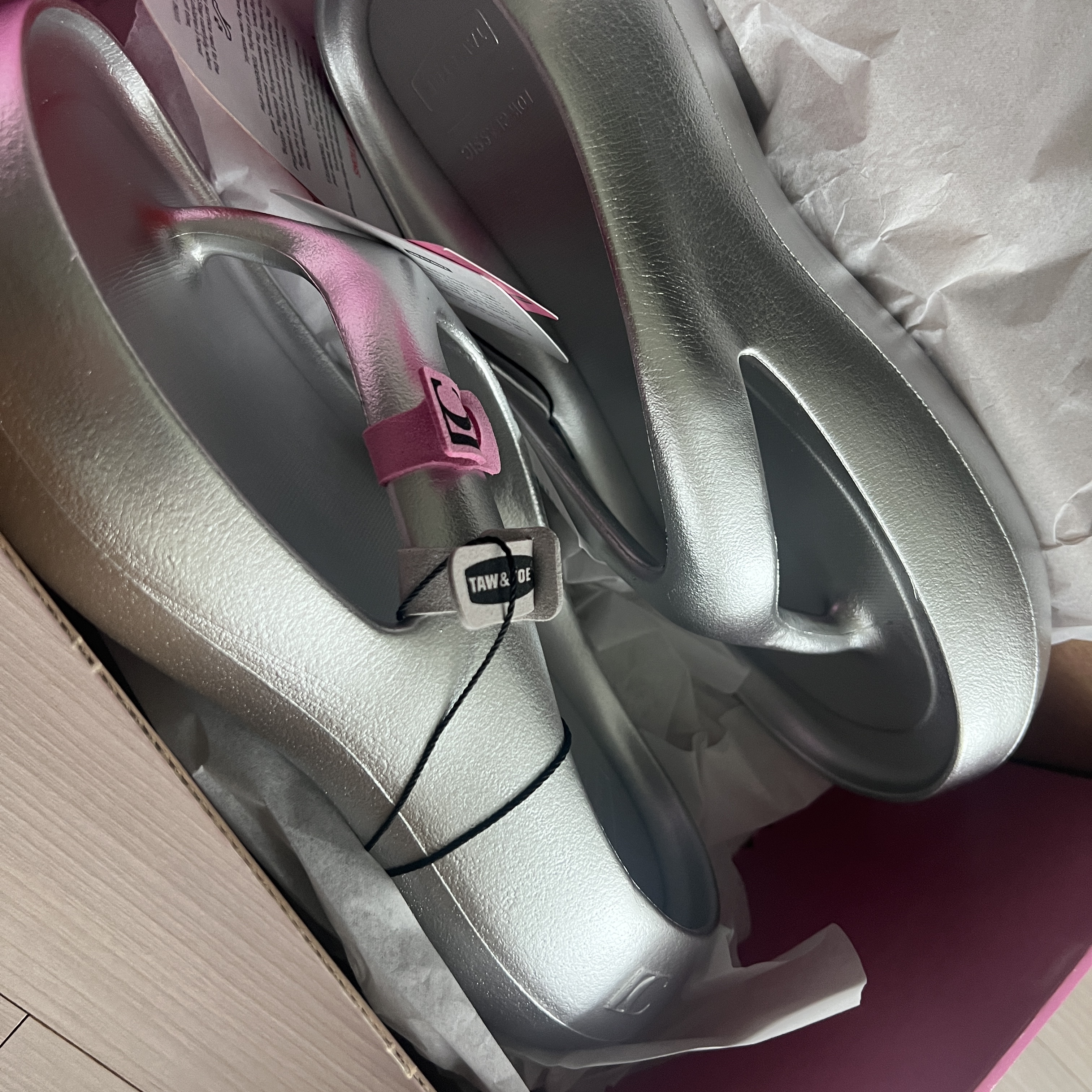 Taw&Toe x Low Classic Platform Flip Flop Silver 착용 스타일 - 2
